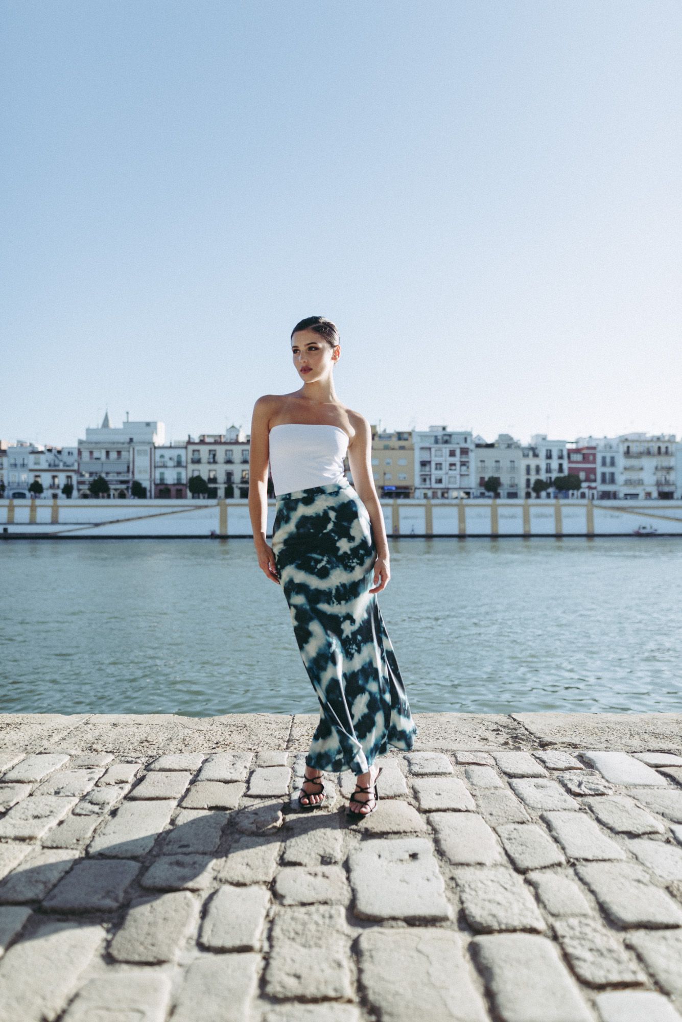Falda midi satinada con estampado tie-dye abstracto en tonos verdes y azules