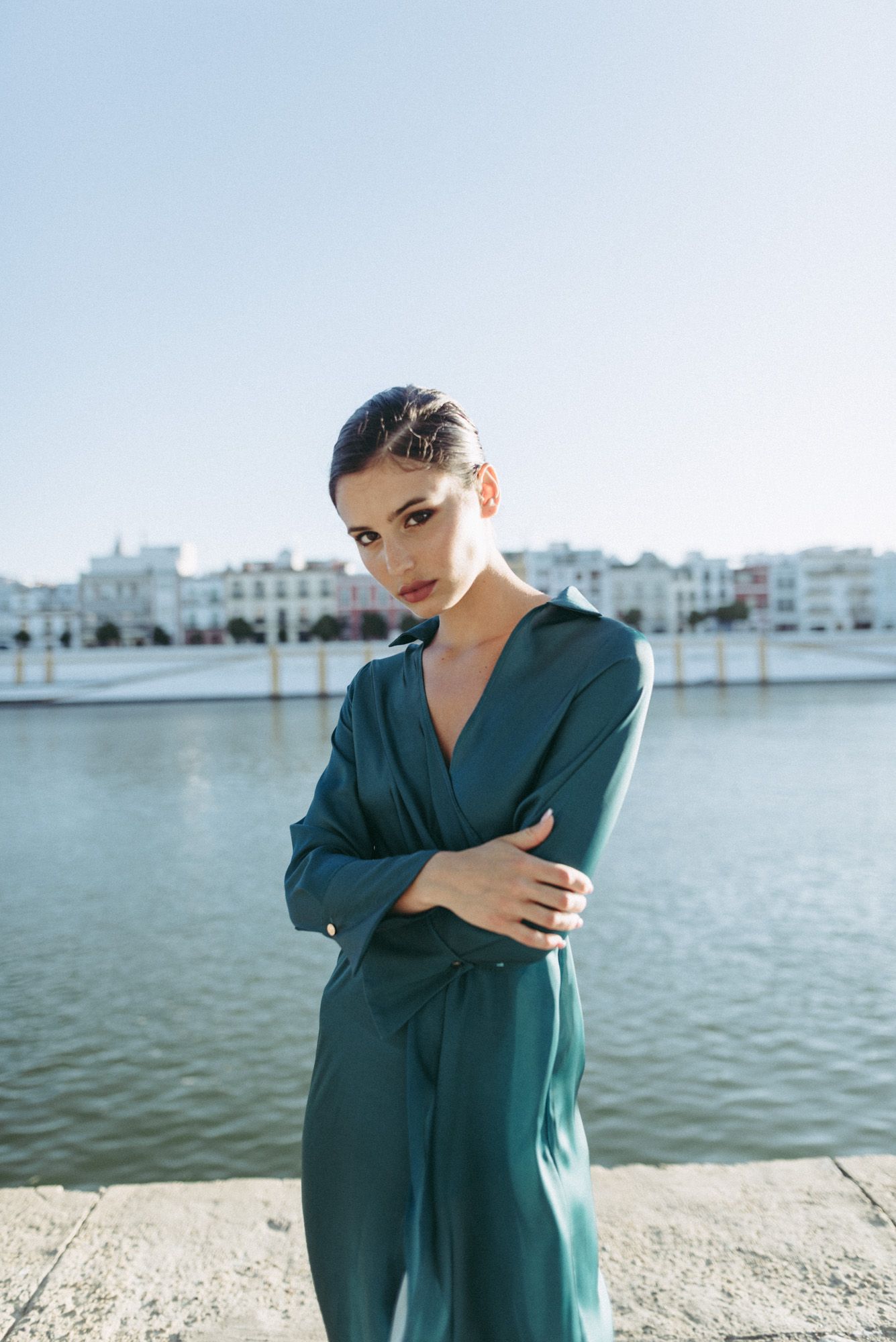 Vestido midi cruzado de color negro liso para mujer diseño español
