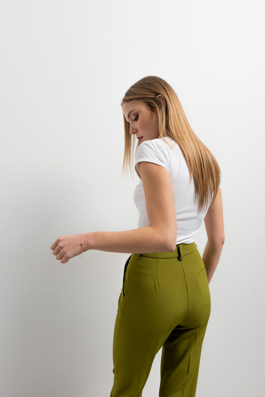 Pantalón recto color verde con detalle de apertura en los tobillos.