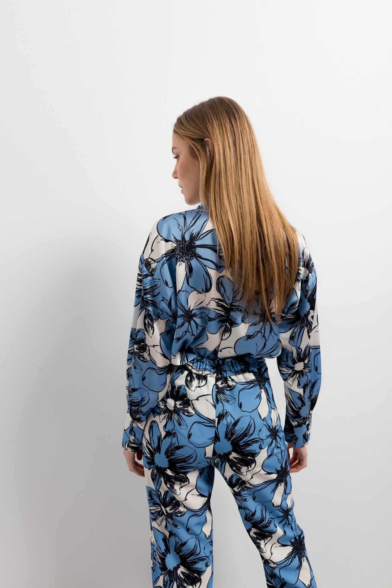 Pantalón de talle alto con estampado gráfico en diversos tonos de azul.
