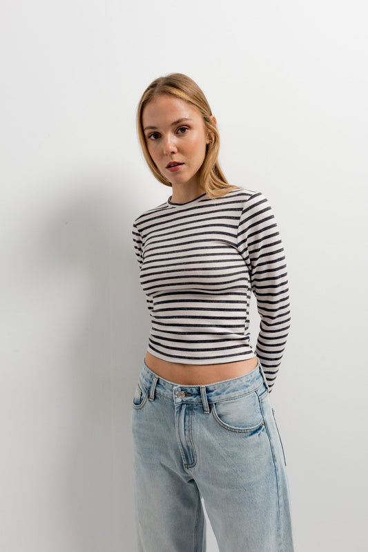 Camiseta básica lisa de manga larga en color (especificar color).