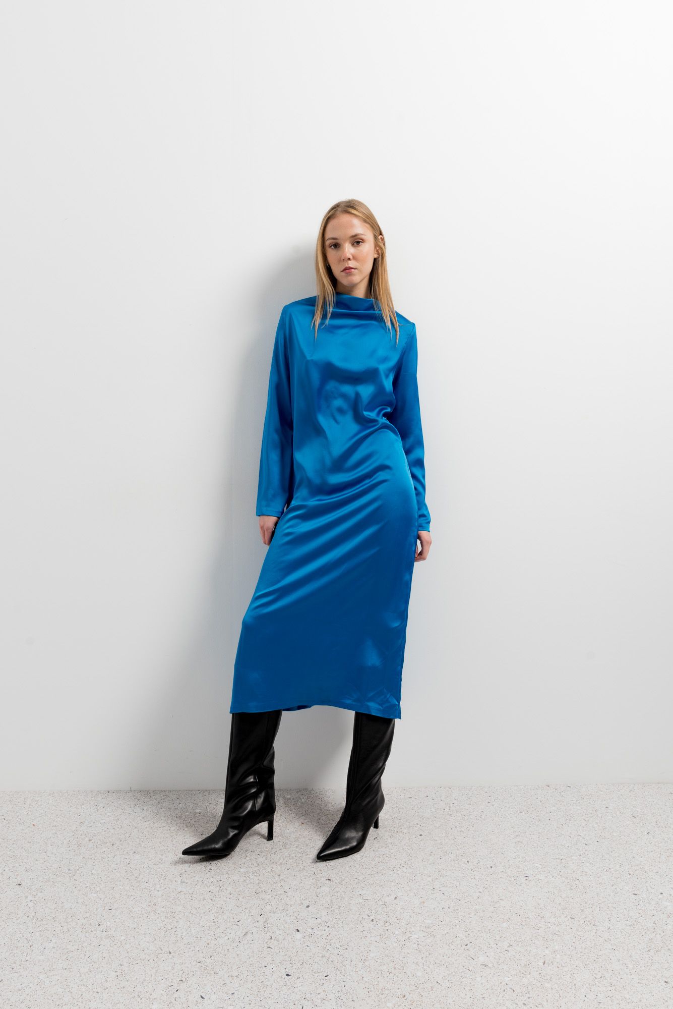 Vestido midi lencero de tela satinada y tirantes finos en color (especificar color).