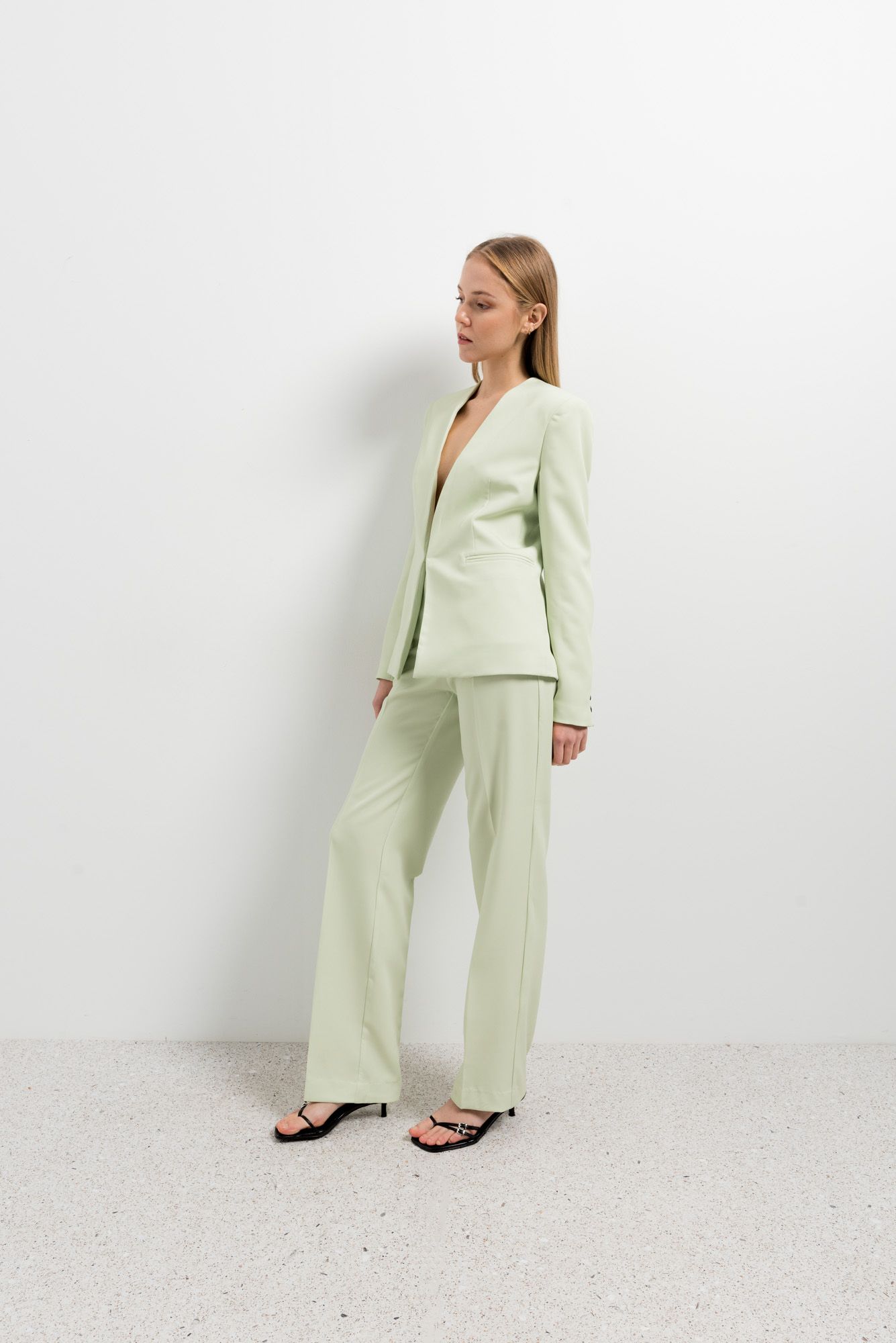 Pantalón recto fluido color verde vibrante mujer
