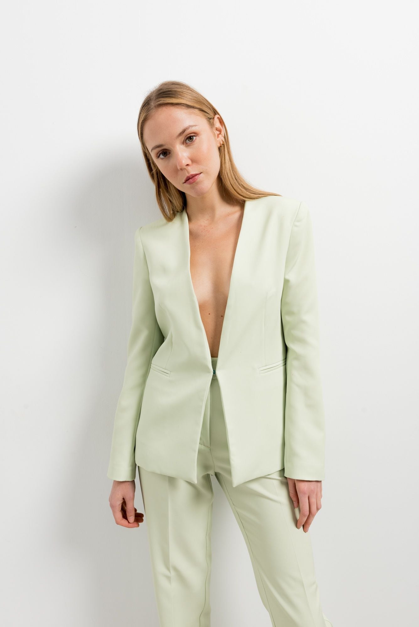 Pantalón recto fluido color verde vibrante mujer