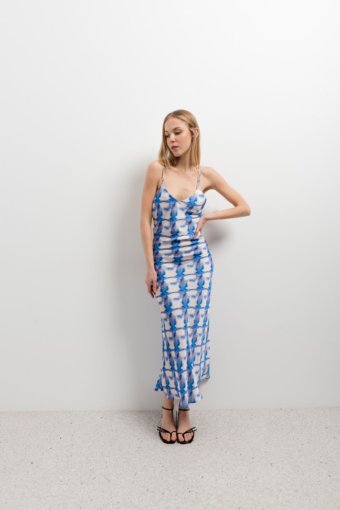 Vestido midi de tirantes color azul para look de verano