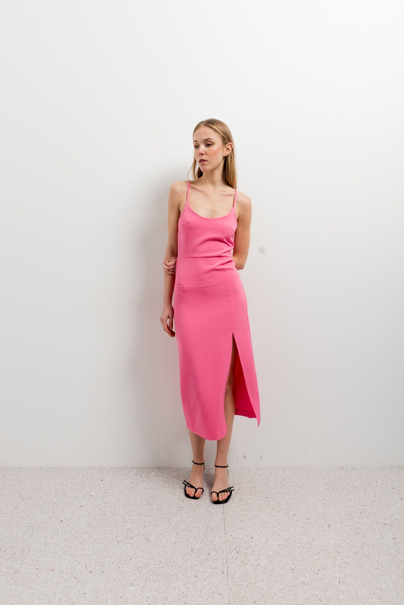Vestido midi de tirantes en color rosa vibrante