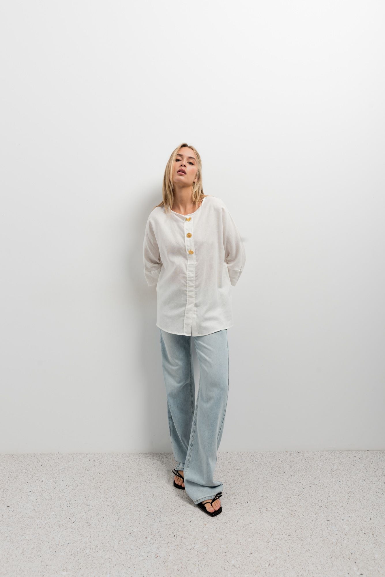 Camisa de lino ligera de manga larga con botones frontales en color beige