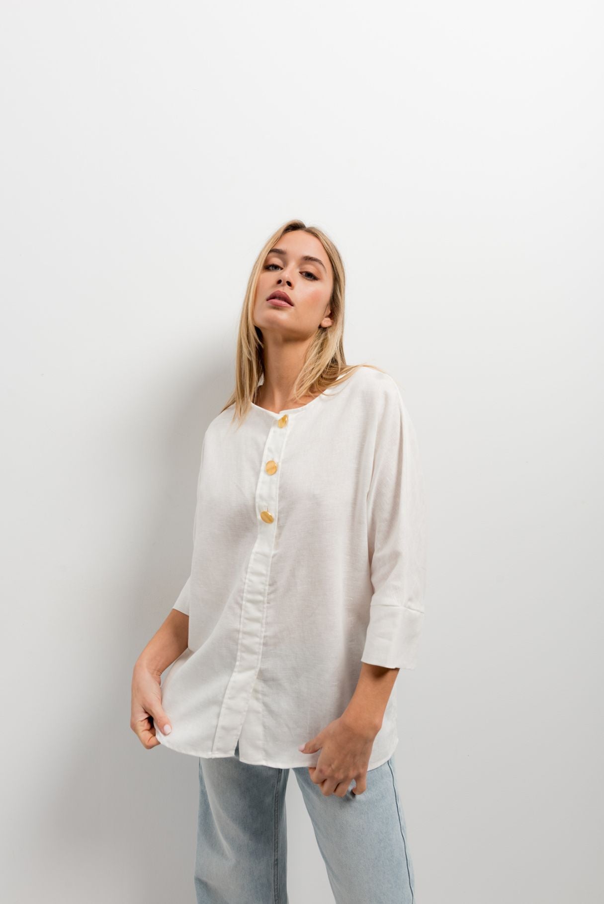 Camisa de lino ligera de manga larga con botones frontales en color beige