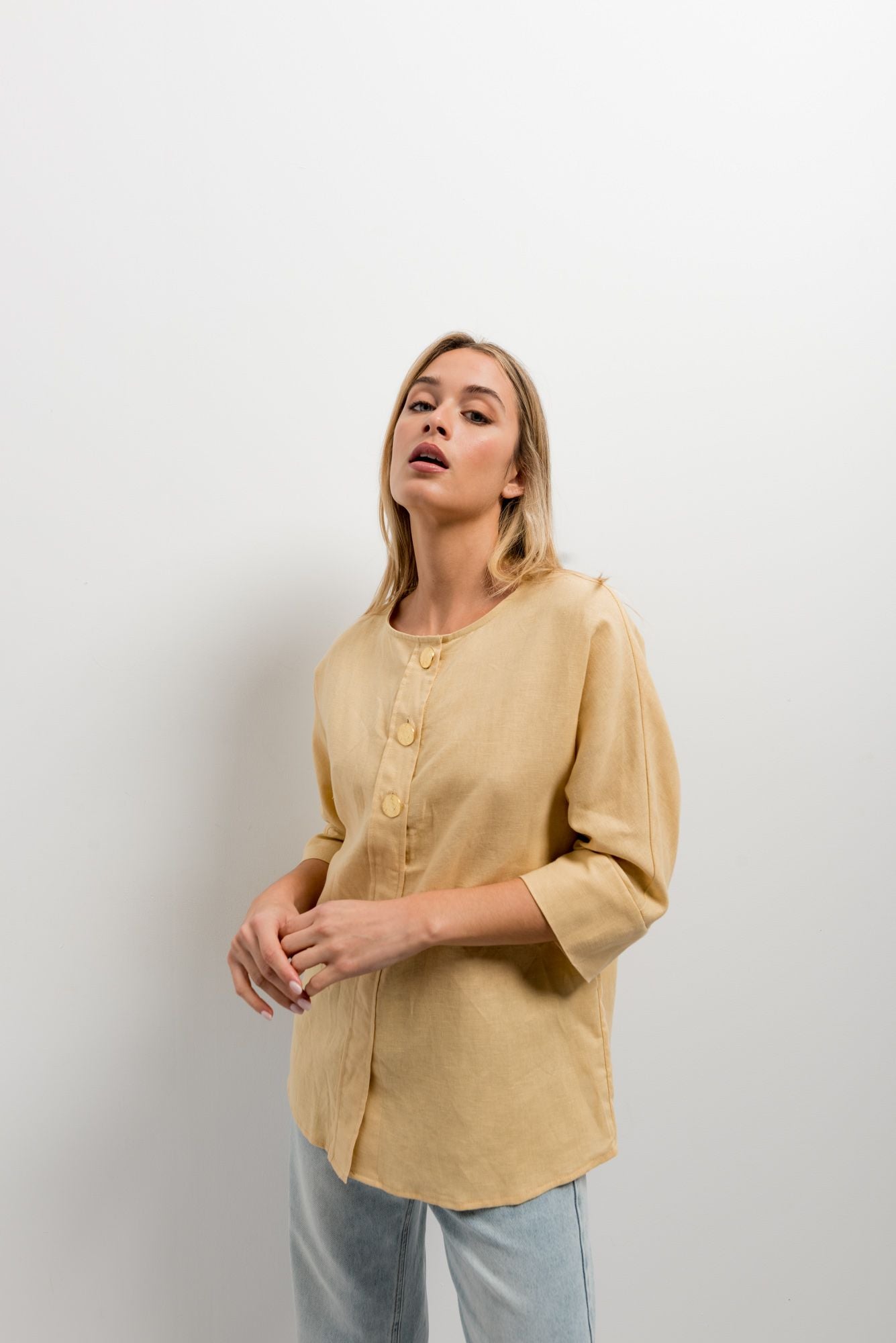 Camisa de lino ligera de manga larga con botones frontales en color beige