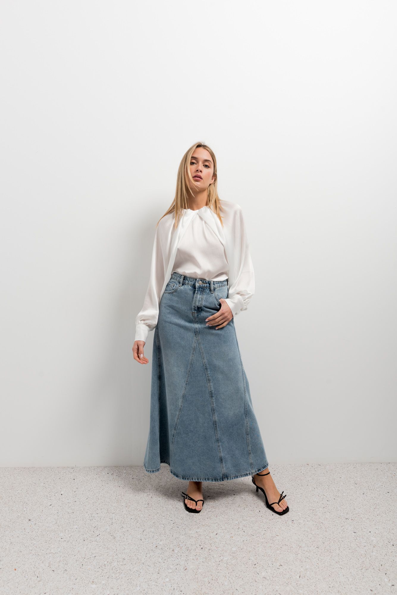 Blusa satinada elegante color crudo de tacto sedoso
