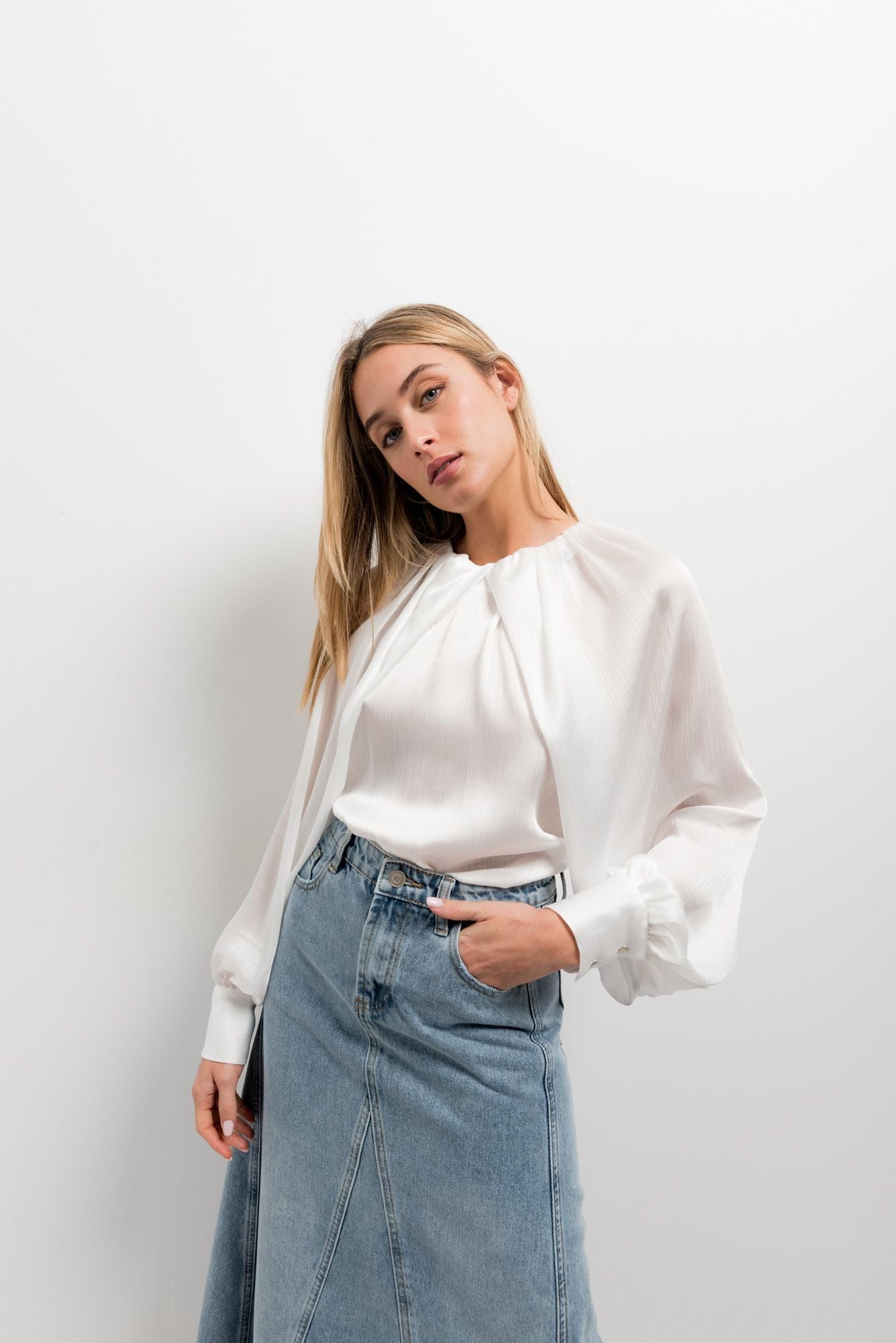 Blusa de manga larga y cuello de pico con acabado satinado en color (especificar color).