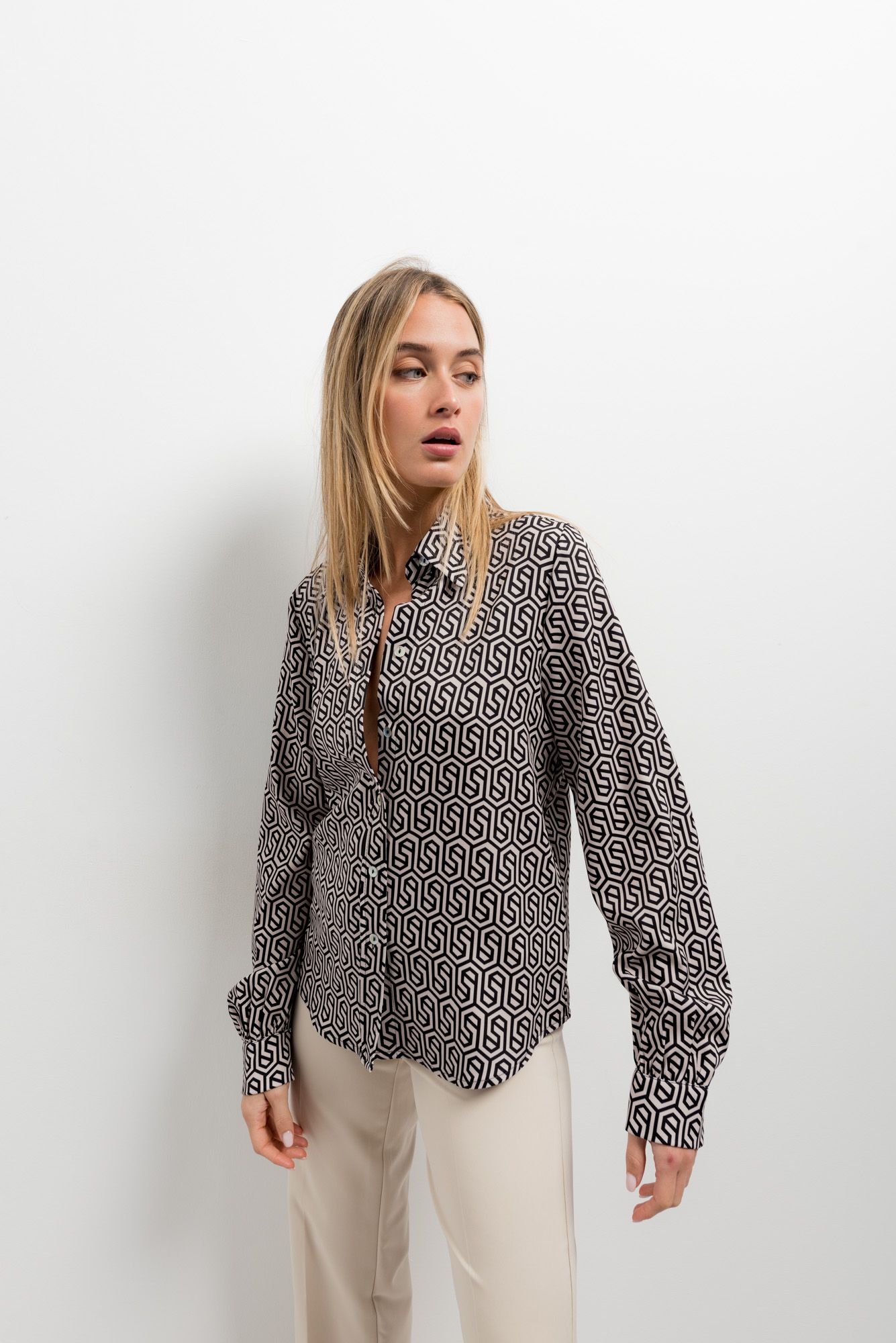 Blusa beige con estampado retro diseño español