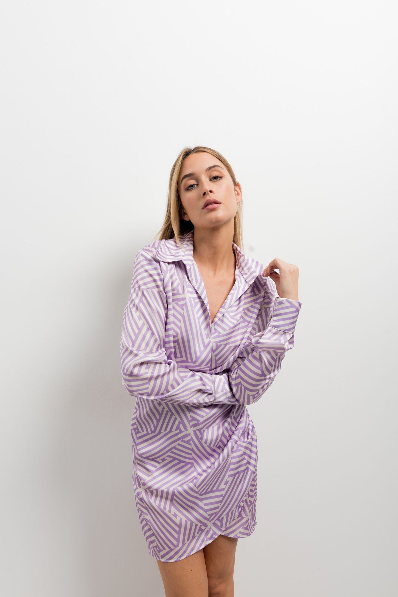 Vestido cruzado con estampado floral morado para mujer