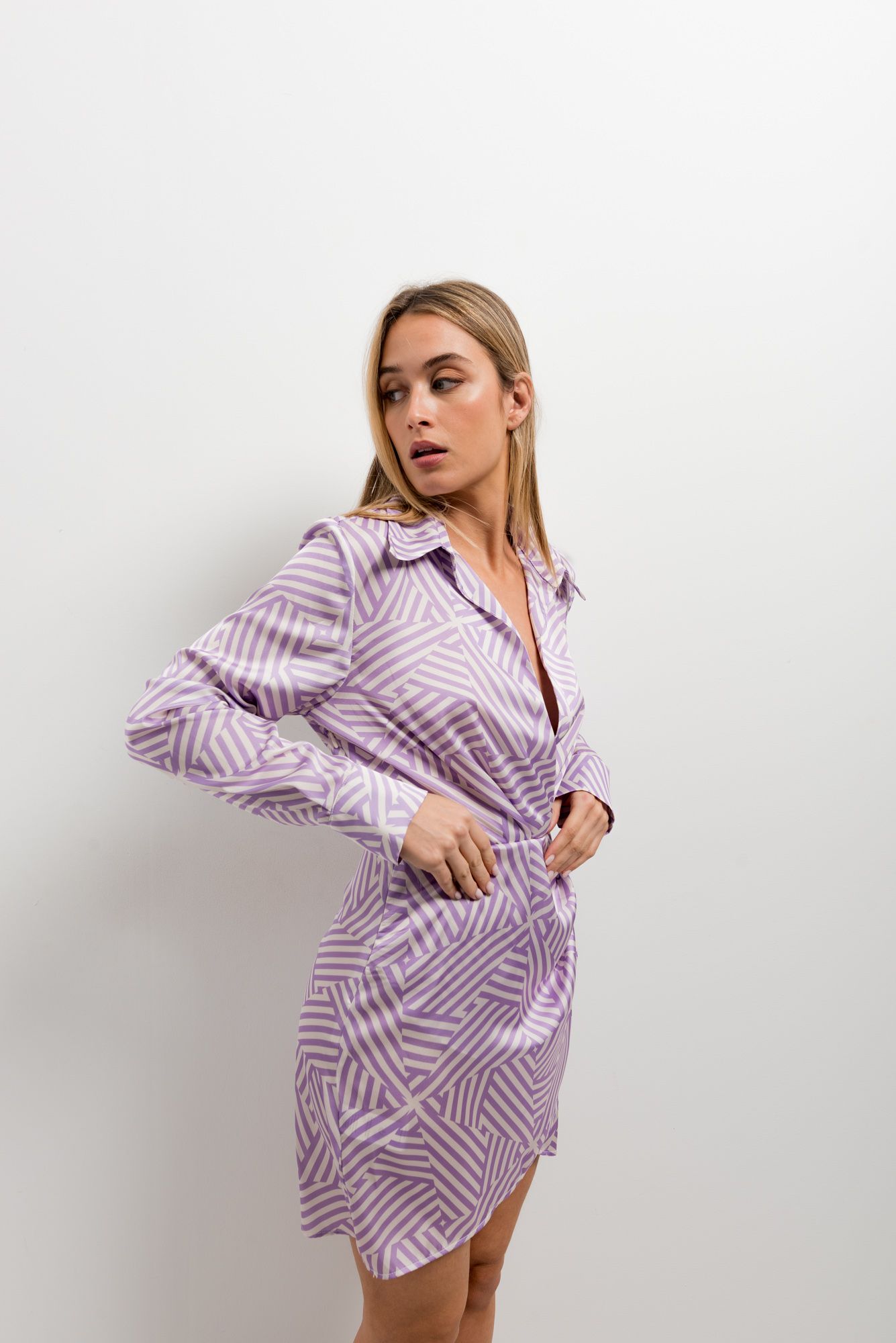 Vestido cruzado con estampado floral morado para mujer