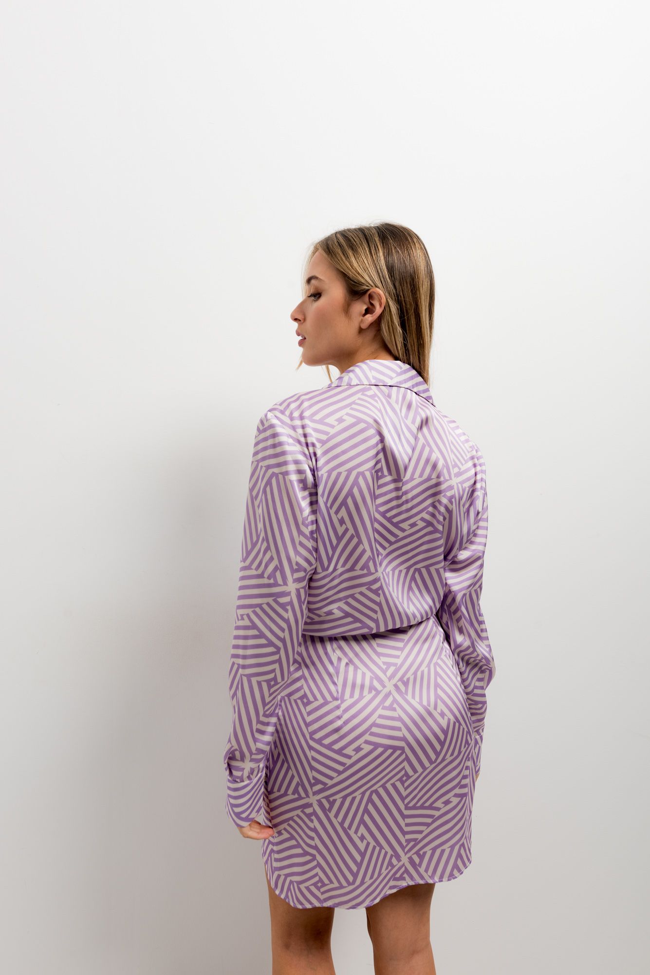 Vestido cruzado con estampado floral morado para mujer