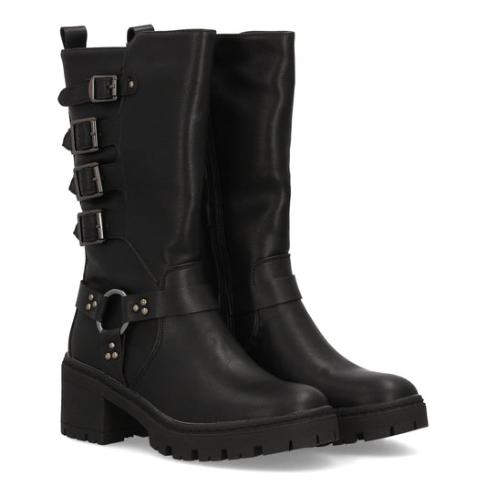 Bota militar negra de caña alta con cuatro hebillas, aro metálico lateral y suela gruesa con tacón ancho.