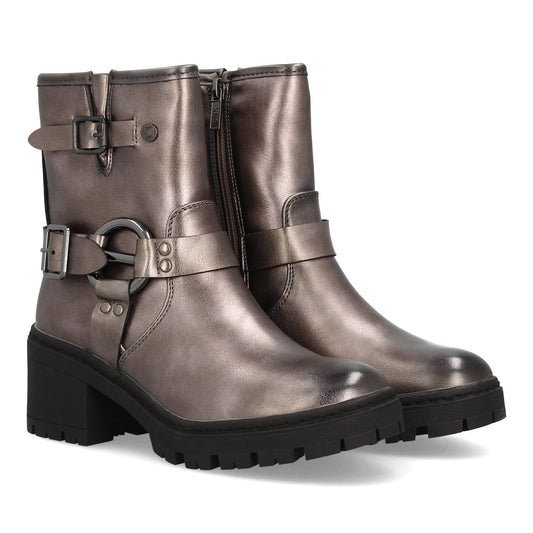 Botín biker color plomo con caña media, cierre de cremallera, doble hebilla con aros metálicos y suela gruesa.