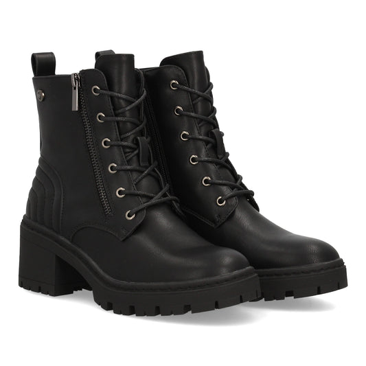 Botín militar negro con cordones, cremallera lateral, detalles acolchados y suela de goma.