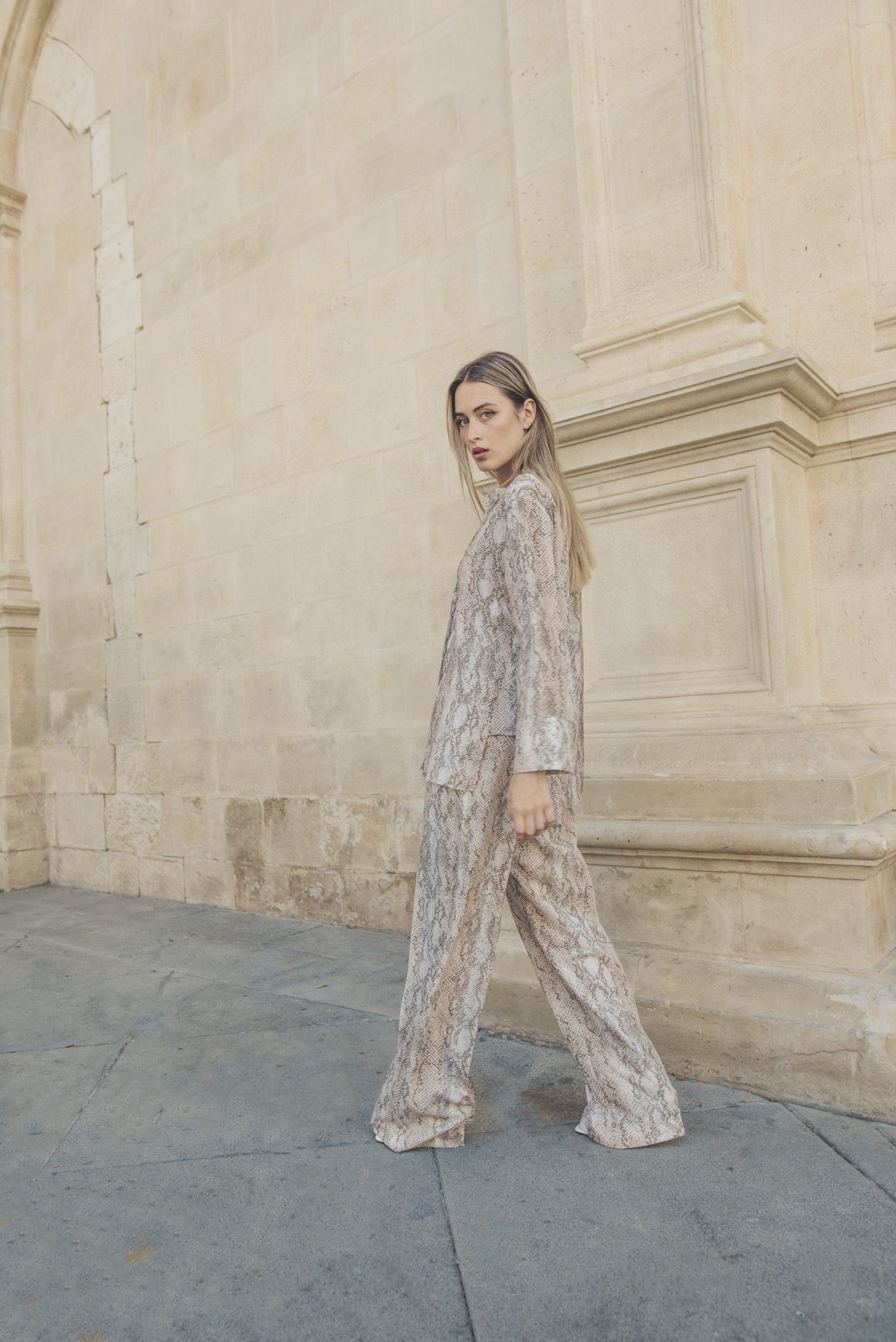 Pantalón con estampado animal print beige para mujer