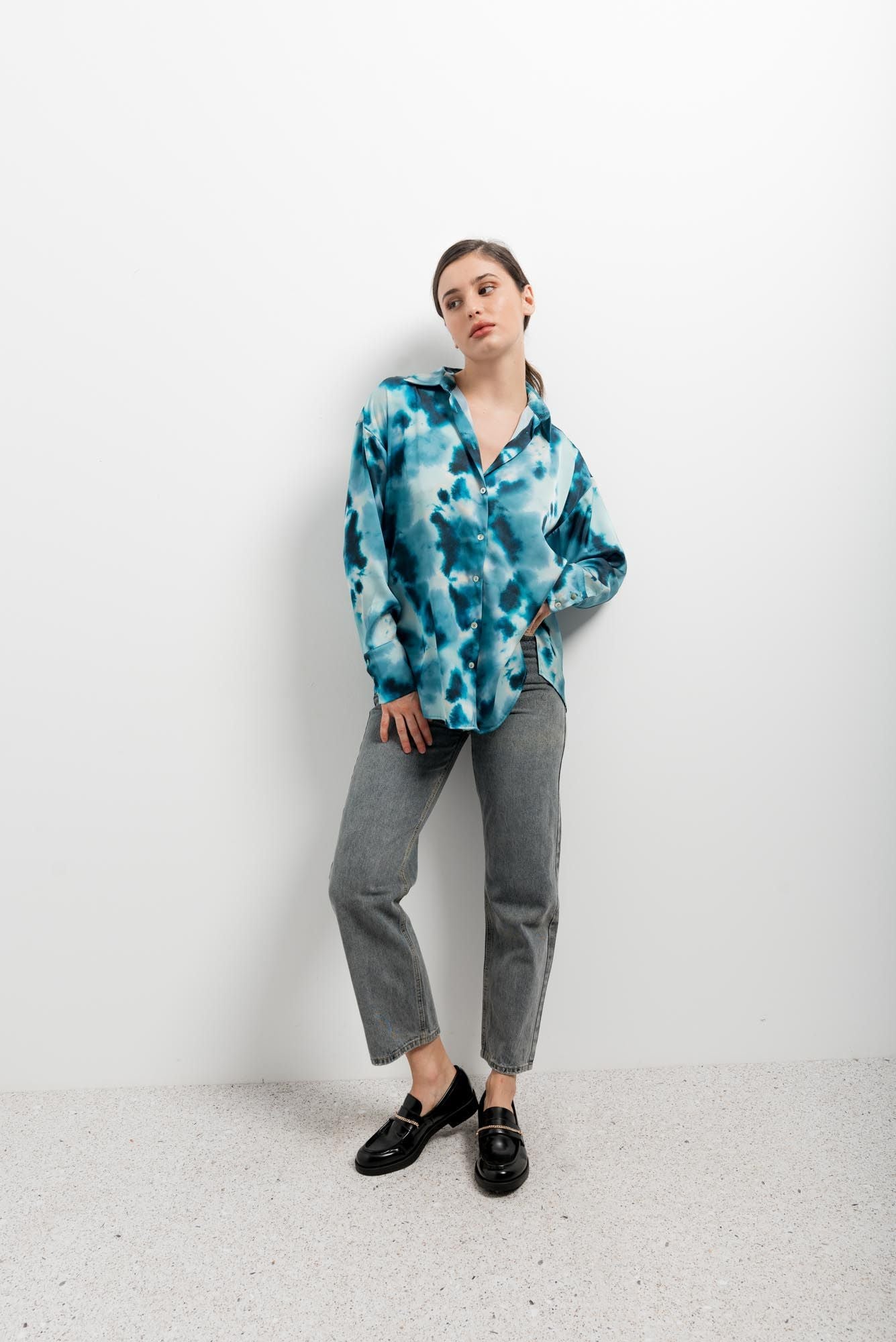 Camisa de satén verde para mujer con botones ocultos diseño español