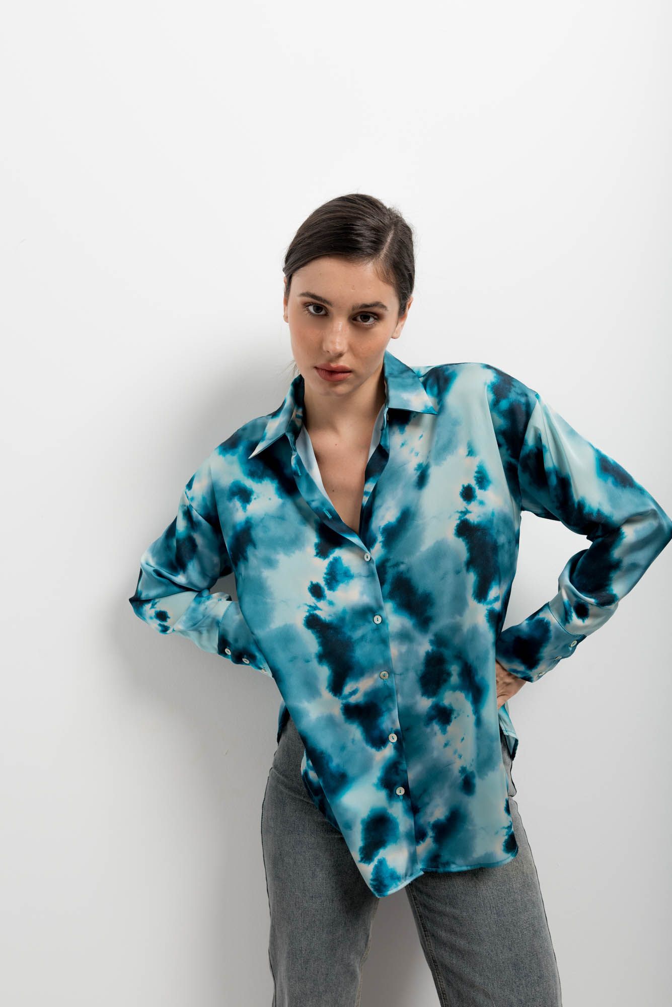 Camisa de satén verde para mujer con botones ocultos diseño español