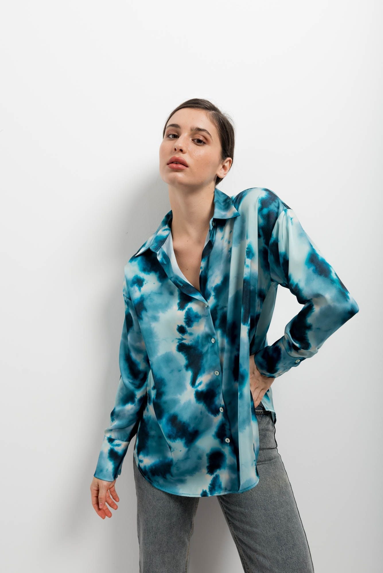 Camisa de satén verde para mujer con botones ocultos diseño español