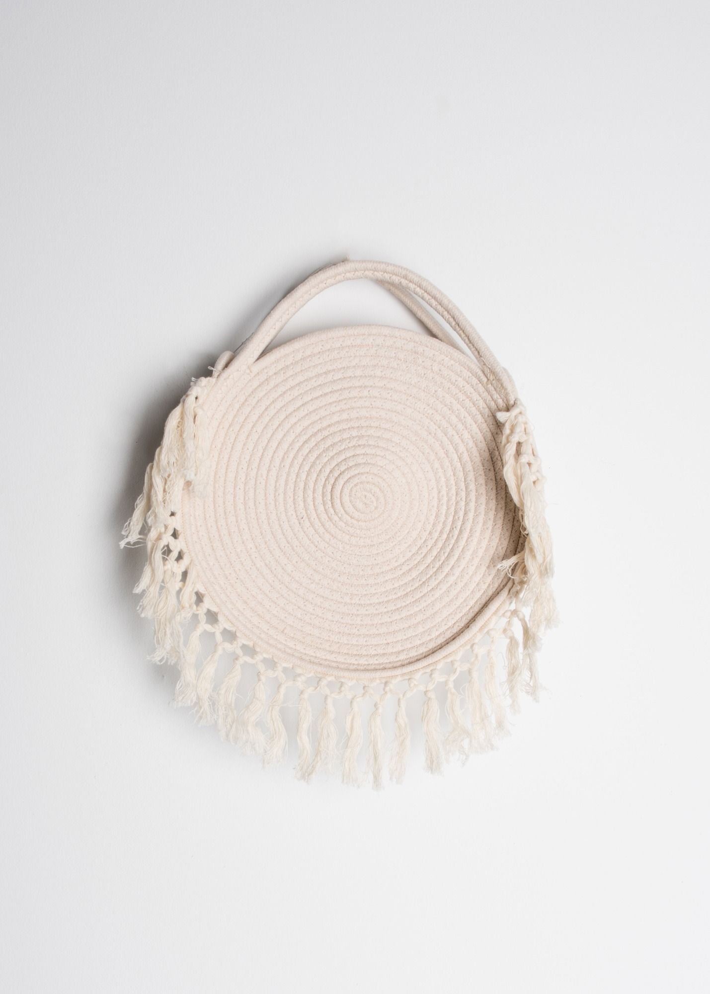 Bolso cesta redondo de mimbre trenzado artesanal con asas superiores en color crudo