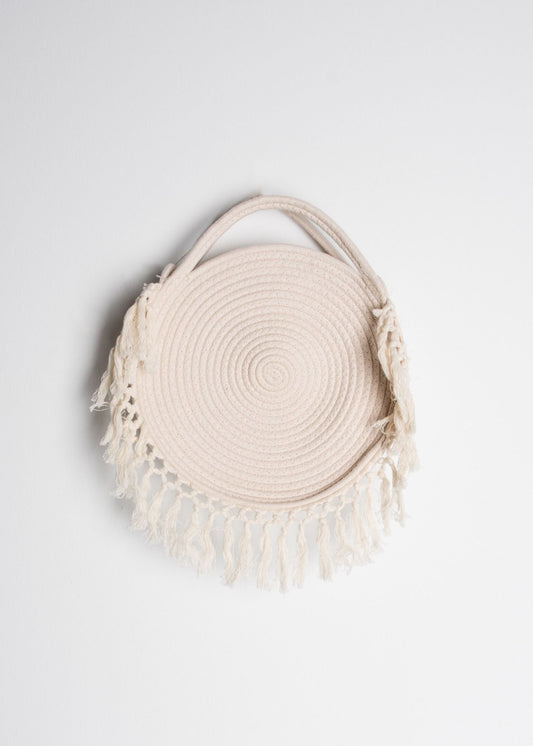 Bolso cesta redondo de mimbre trenzado artesanal con asas superiores en color crudo