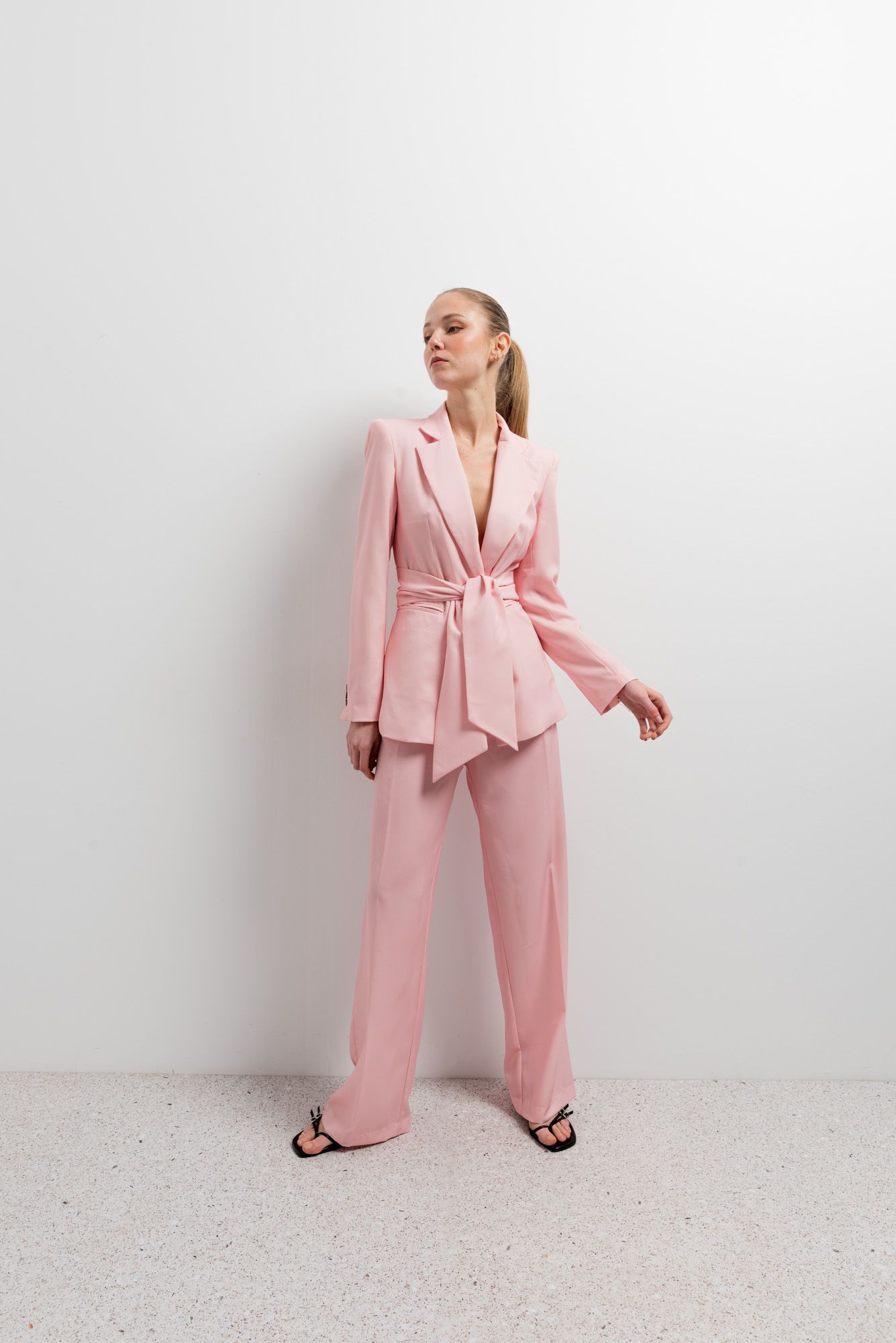 Pantalón de vestir de corte recto para mujer en color rosa intenso con diseño de tiro alto y caída fluida elegante.