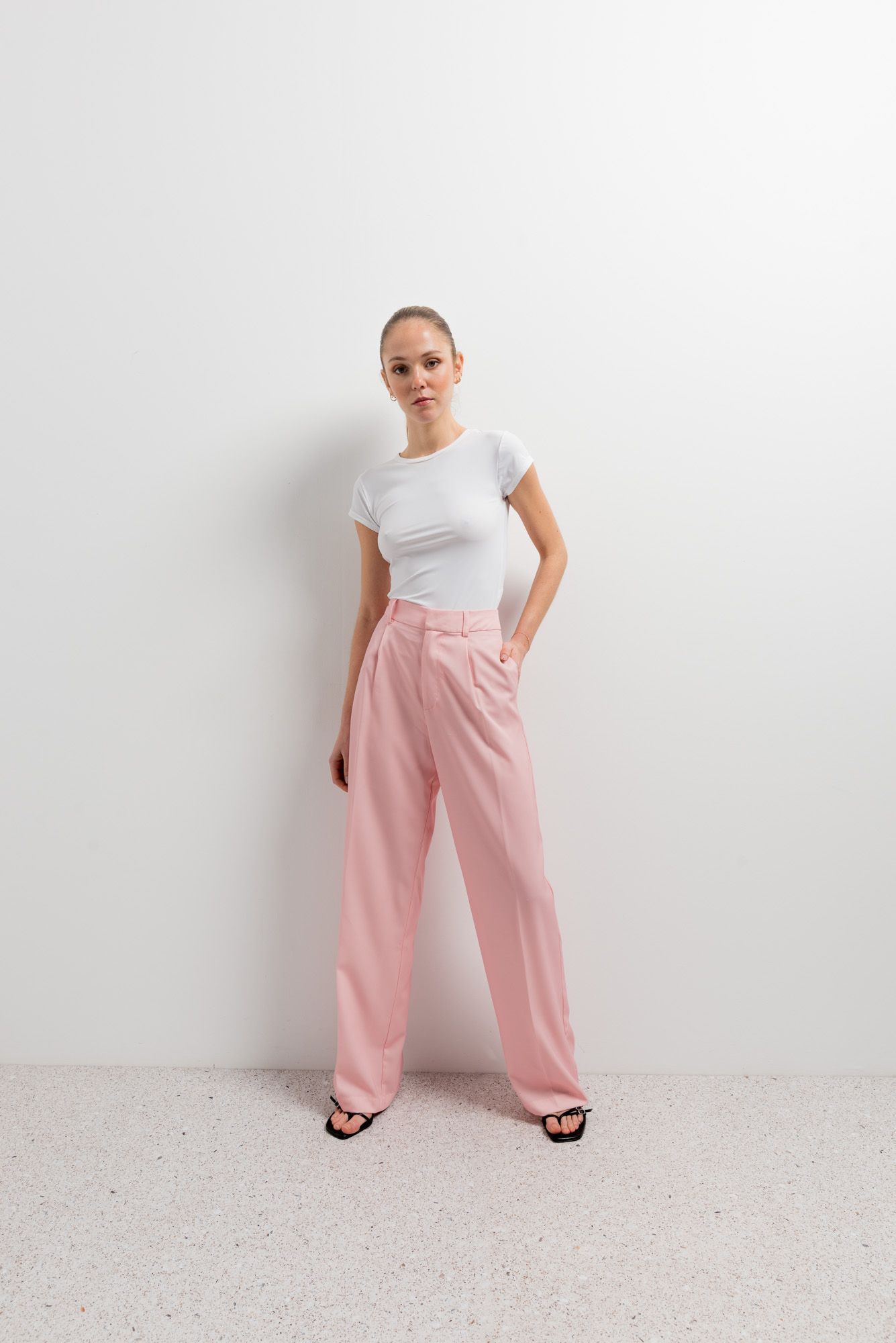 Pantalón de vestir de corte recto para mujer en color rosa intenso con diseño de tiro alto y caída fluida elegante.