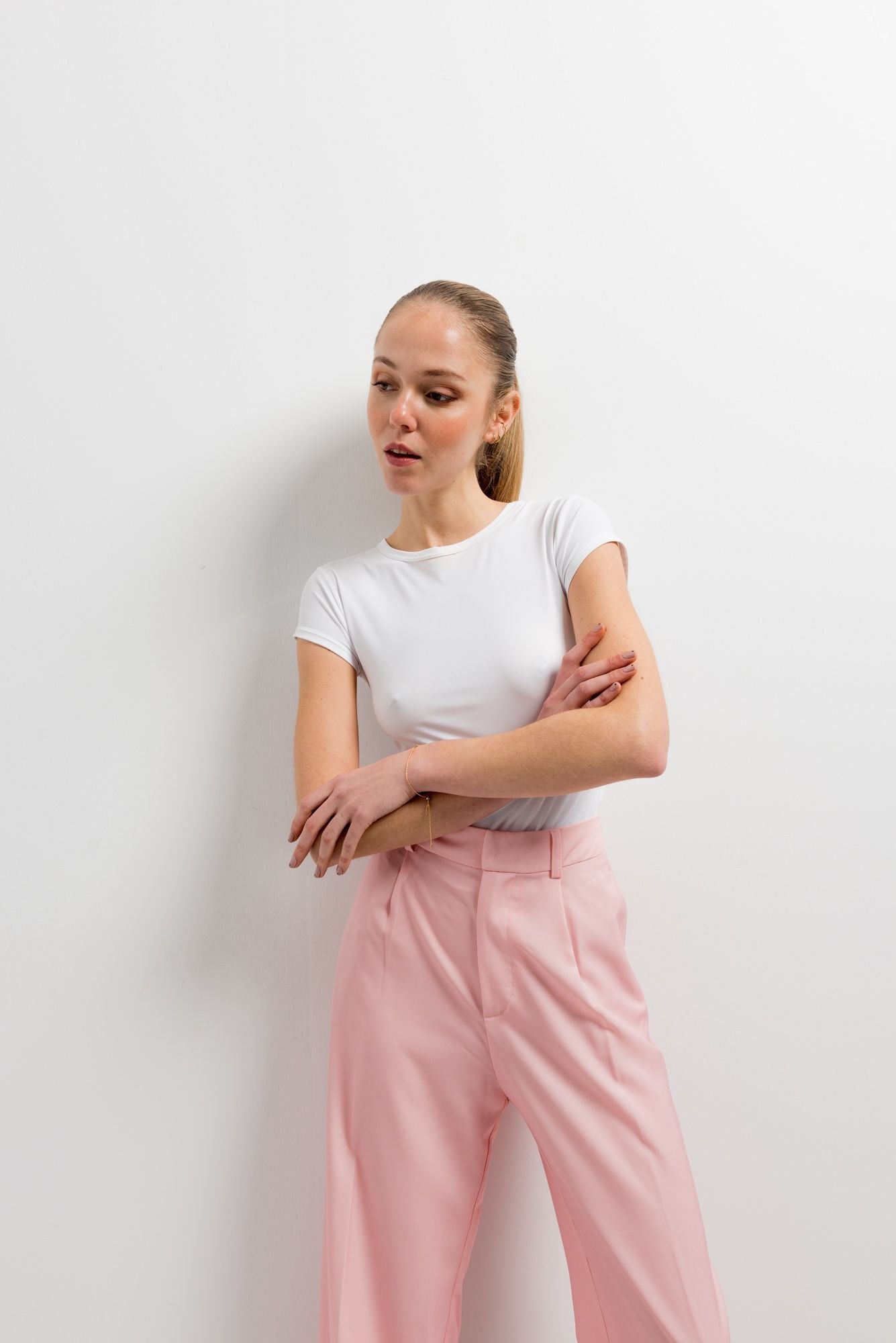 Pantalón de vestir de corte recto para mujer en color rosa intenso con diseño de tiro alto y caída fluida elegante.