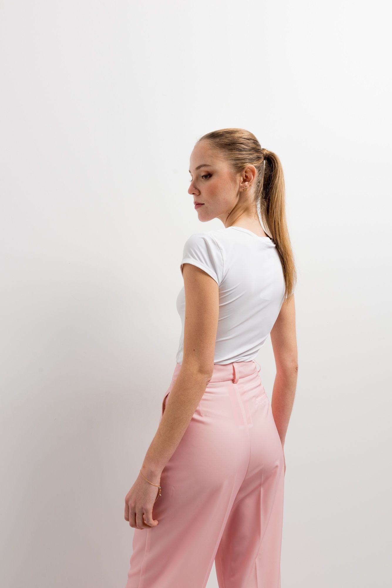 Pantalón de vestir de corte recto para mujer en color rosa intenso con diseño de tiro alto y caída fluida elegante.