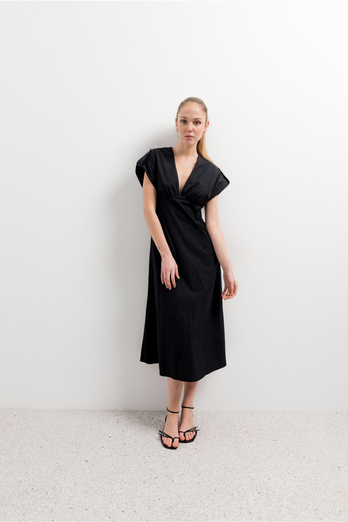 Vestido midi popelin, vestido midi negro para el día a día de Emarola & Co