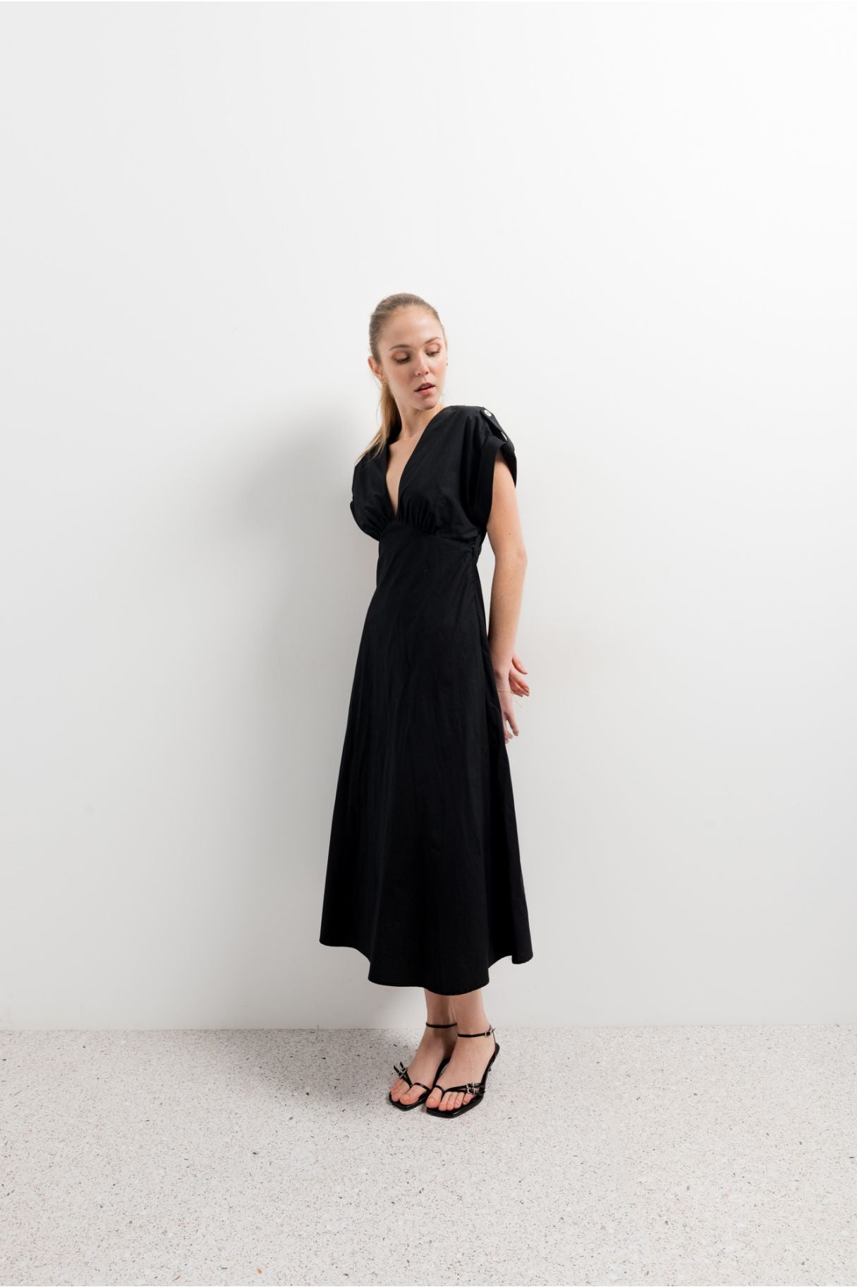 Vestido midi popelin, vestido midi negro para el día a día de Emarola & Co