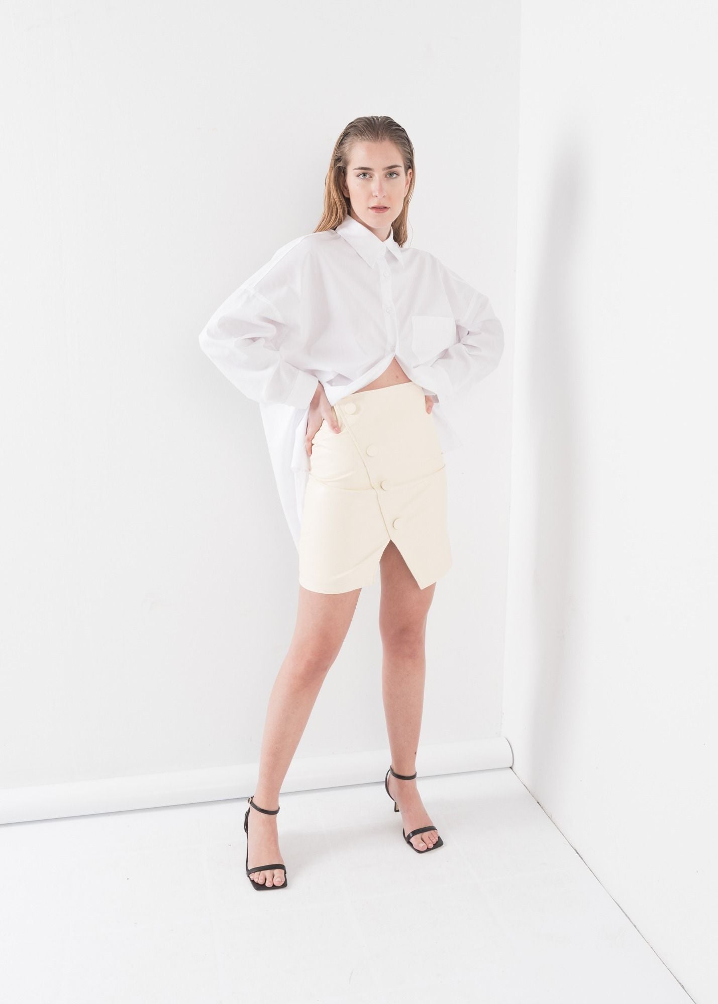 Falda mini efecto piel fucsia crudo cruzada