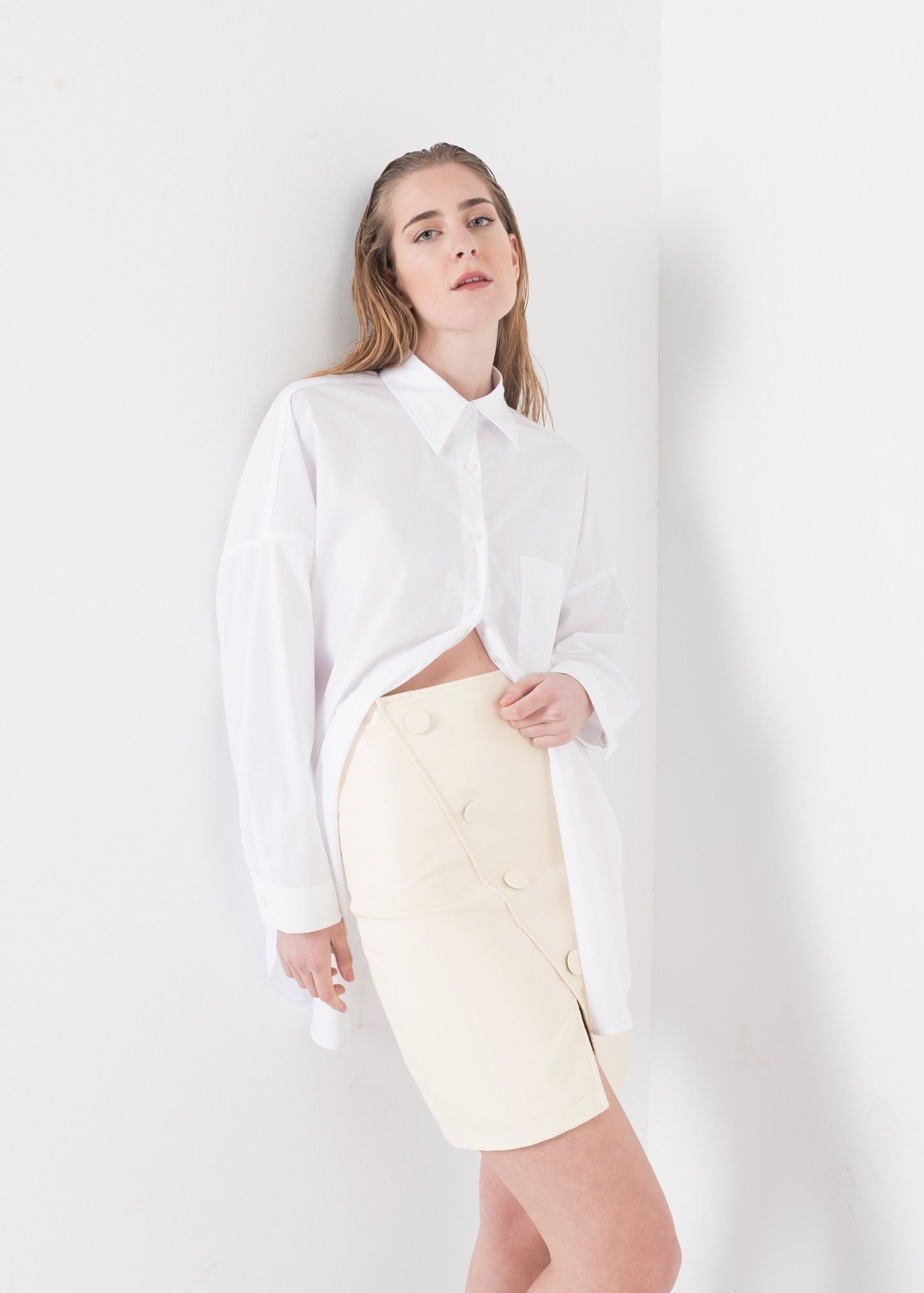 Falda mini efecto piel fucsia crudo cruzada