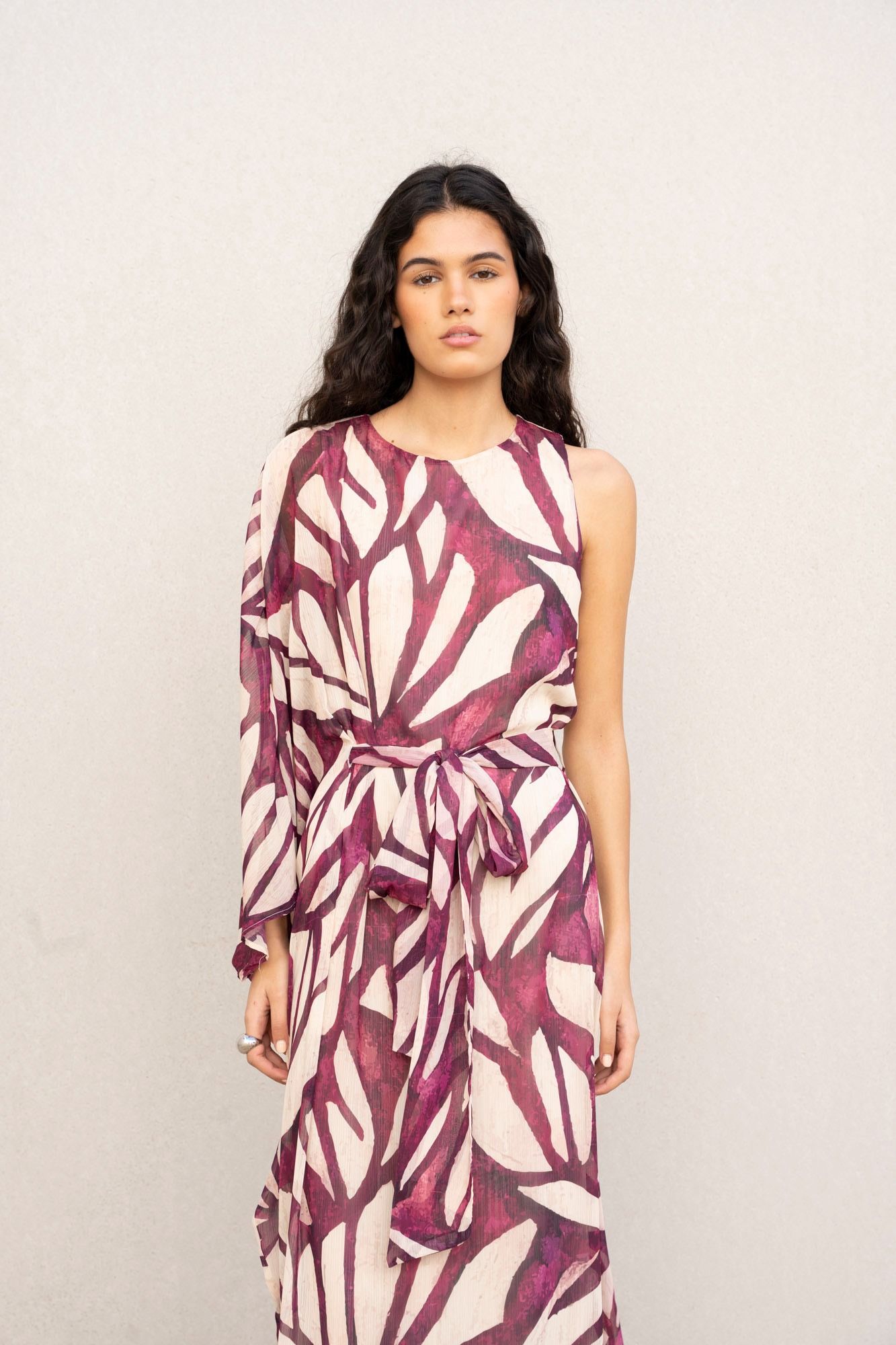 Vestido de mujer con corte asimétrico y estampado. 100% Poliéster. Diseño Made in Spain.