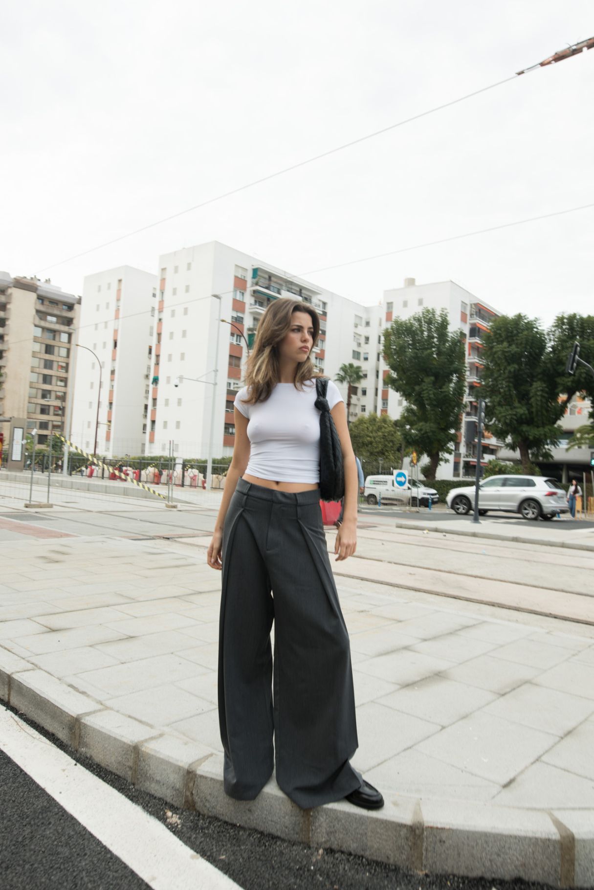 Pantalón sastrero de pinzas en color gris marengo con corte recto formal