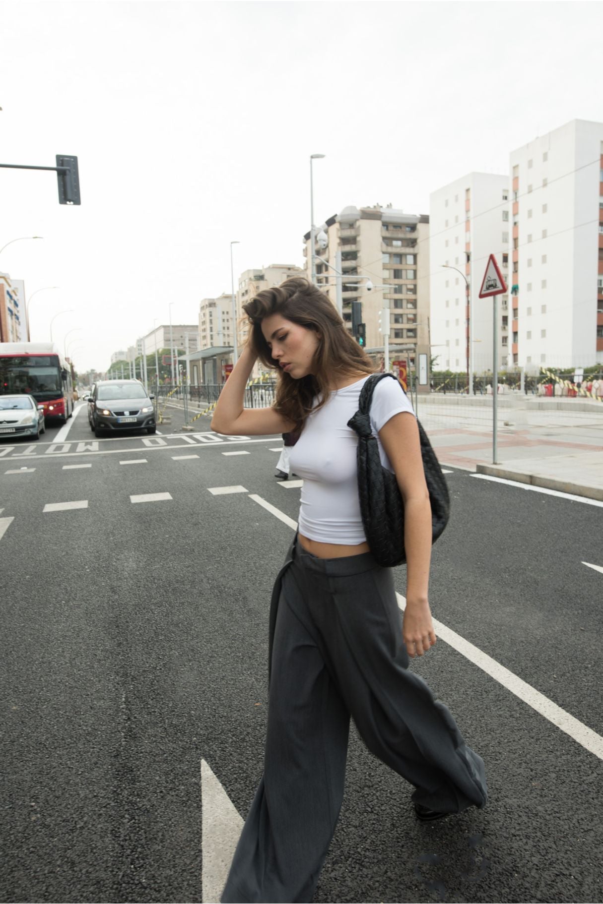 Pantalón sastrero de pinzas en color gris marengo con corte recto formal