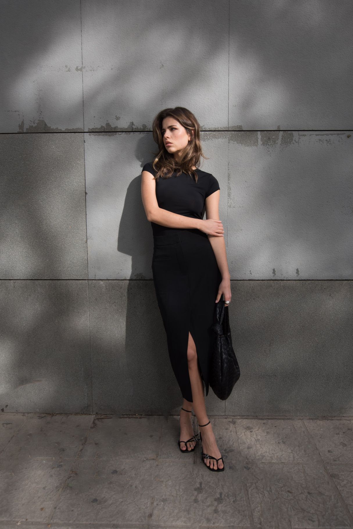 Falda midi de tubo elástica en color negro con abertura lateral en el bajo