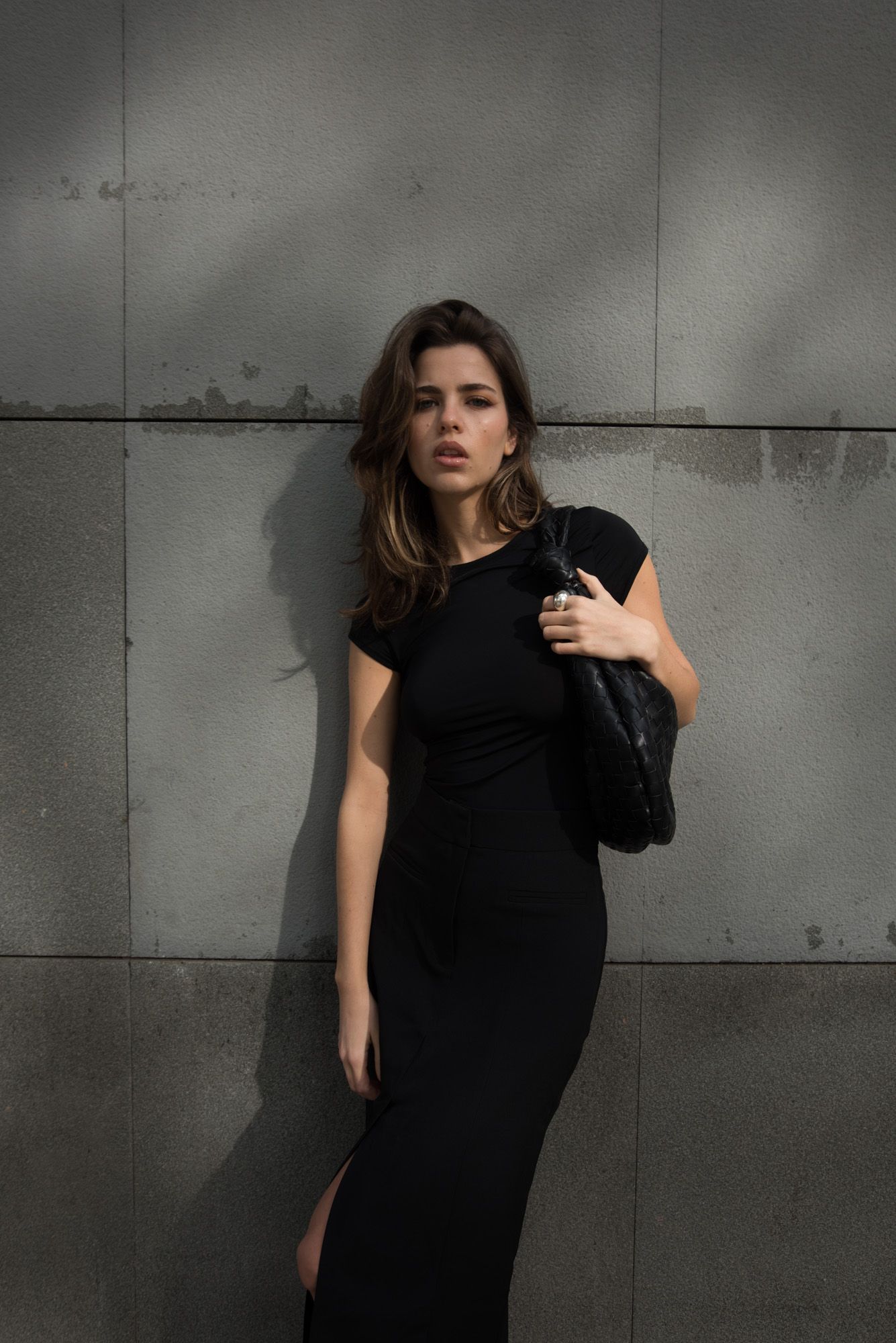 Falda midi de tubo elástica en color negro con abertura lateral en el bajo
