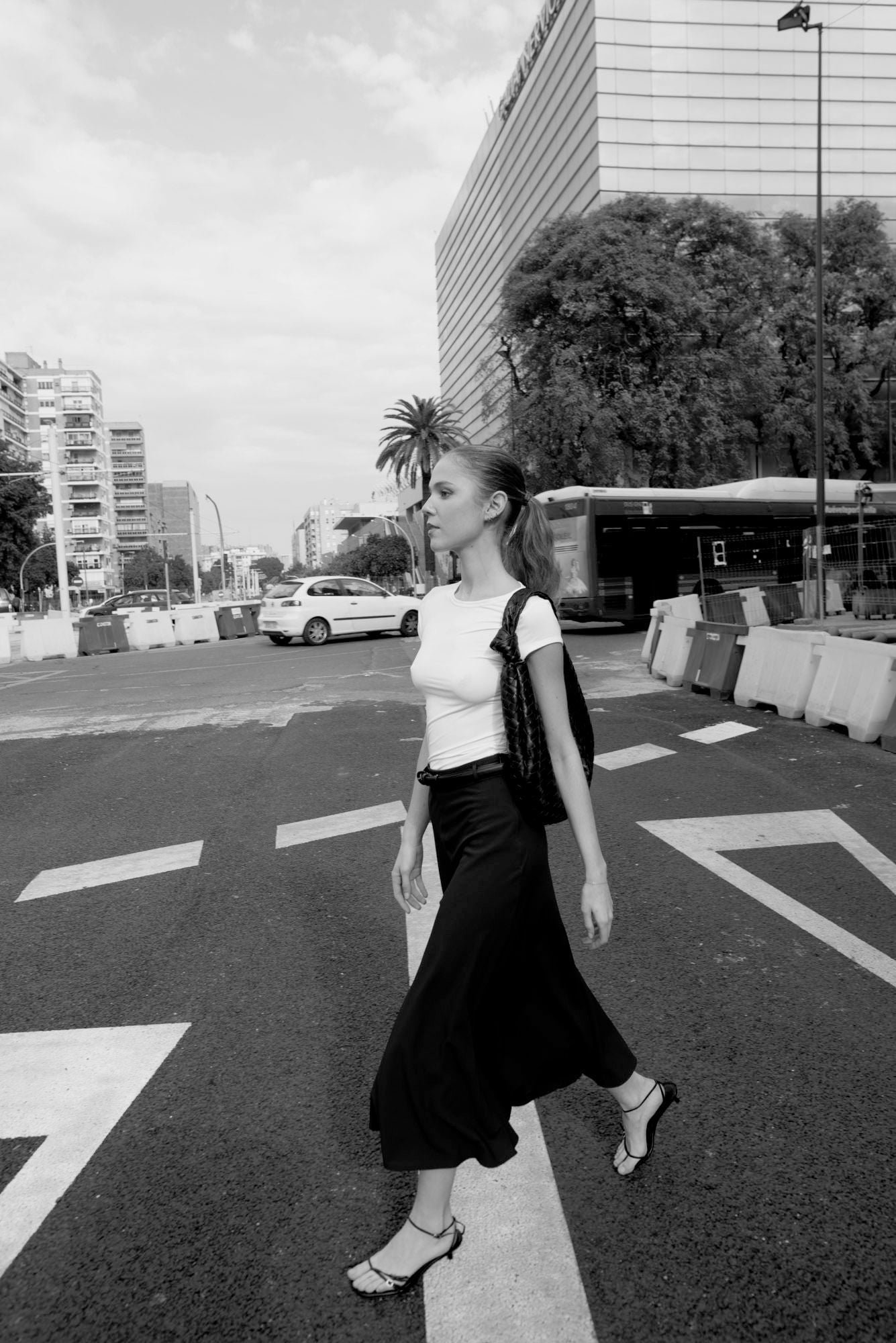 Falda midi con cinturón coordinado de tiro alto diseño español