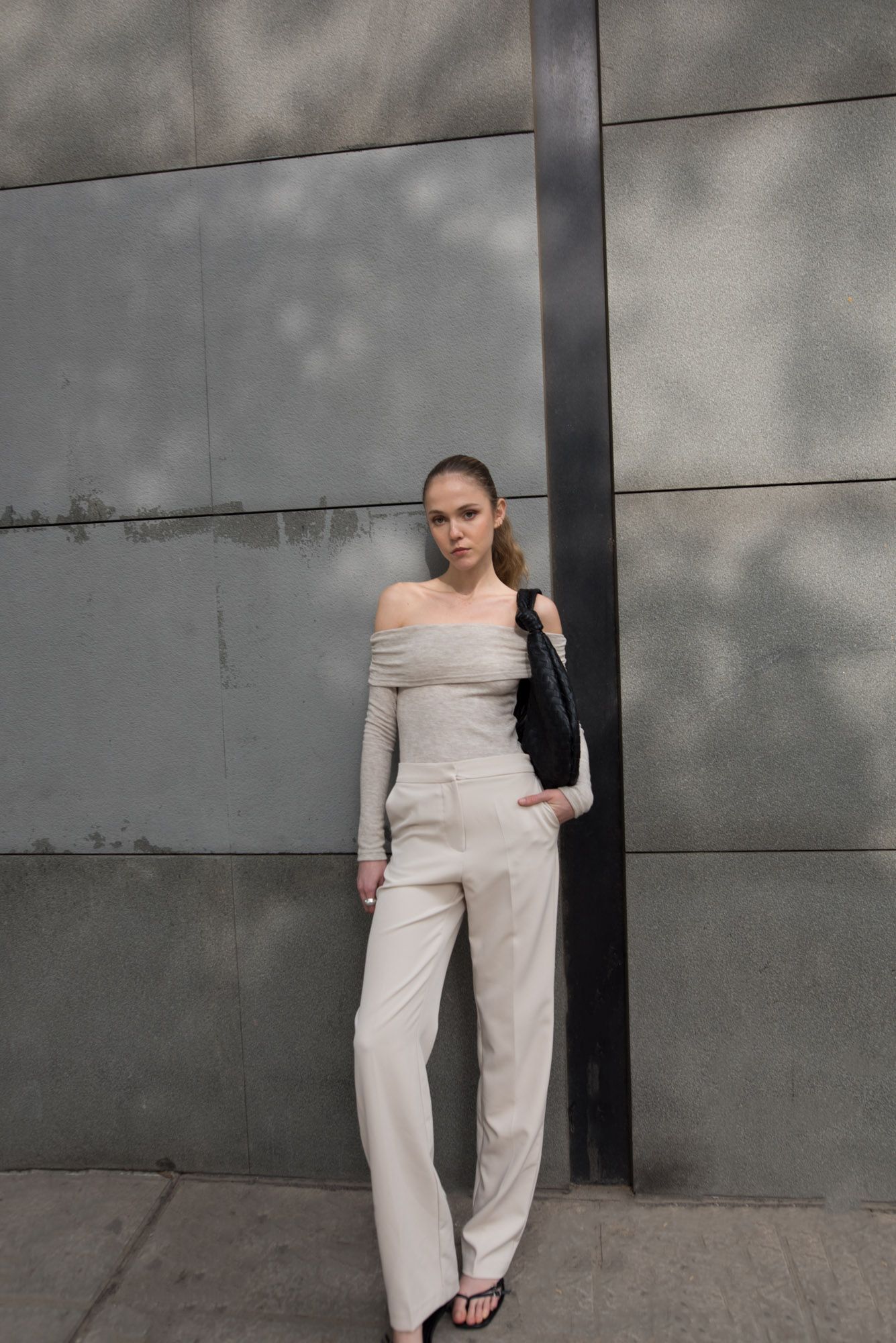 Pantalón de corte recto en color coral intenso para mujer