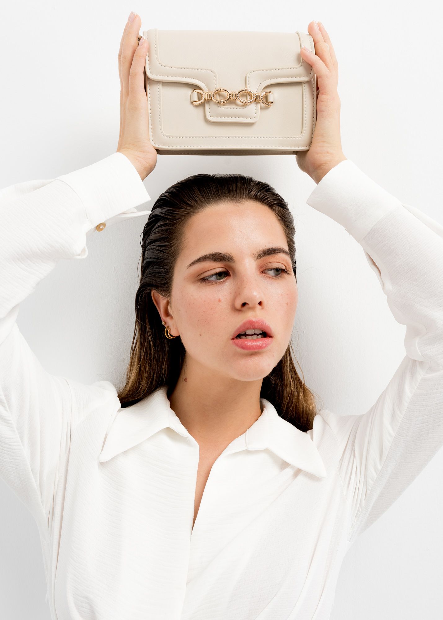 Bolso bandolera mujer hebilla caqui beige