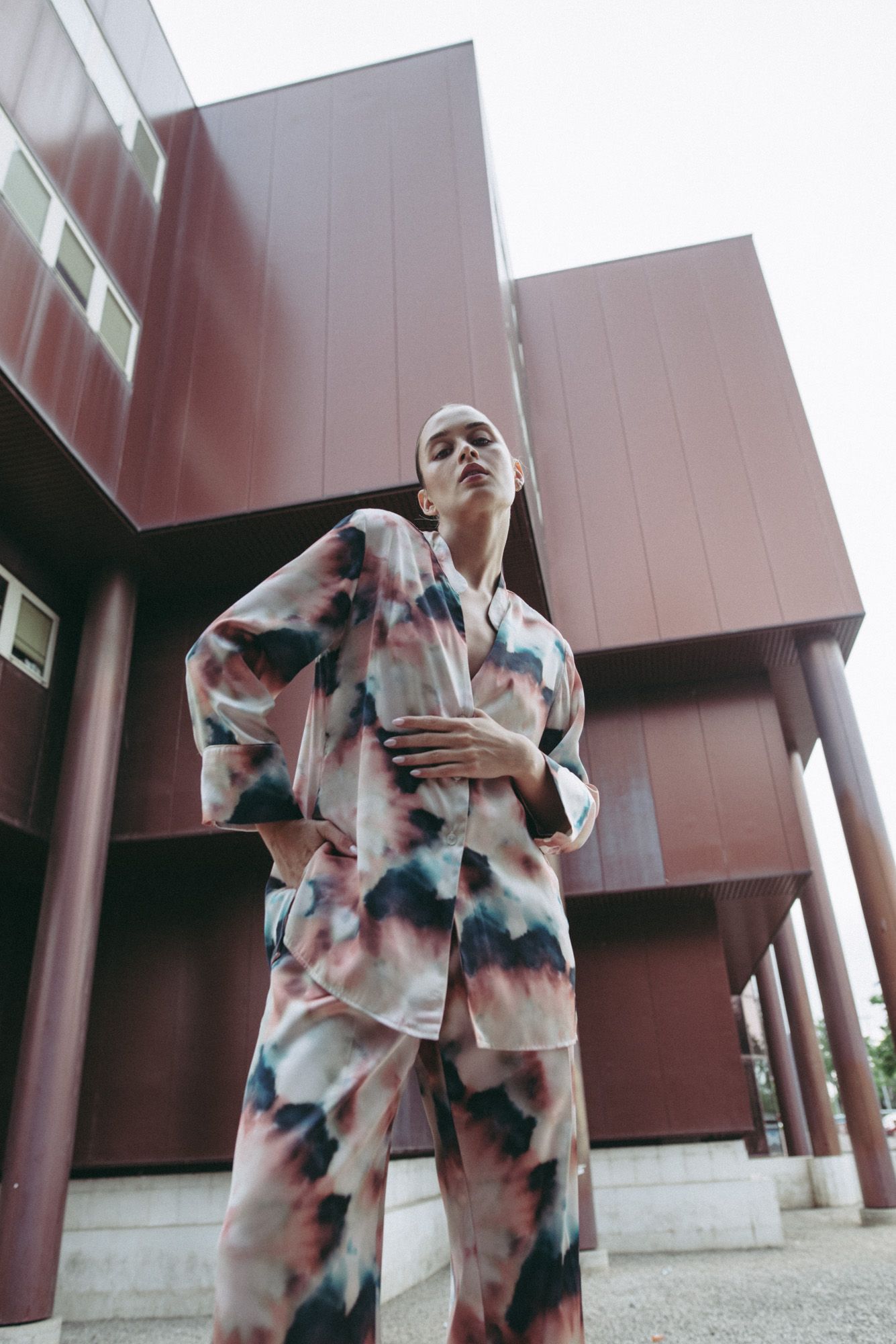 Camisa satinada fluida de cuello mao con estampado tie dye en tonos rosa