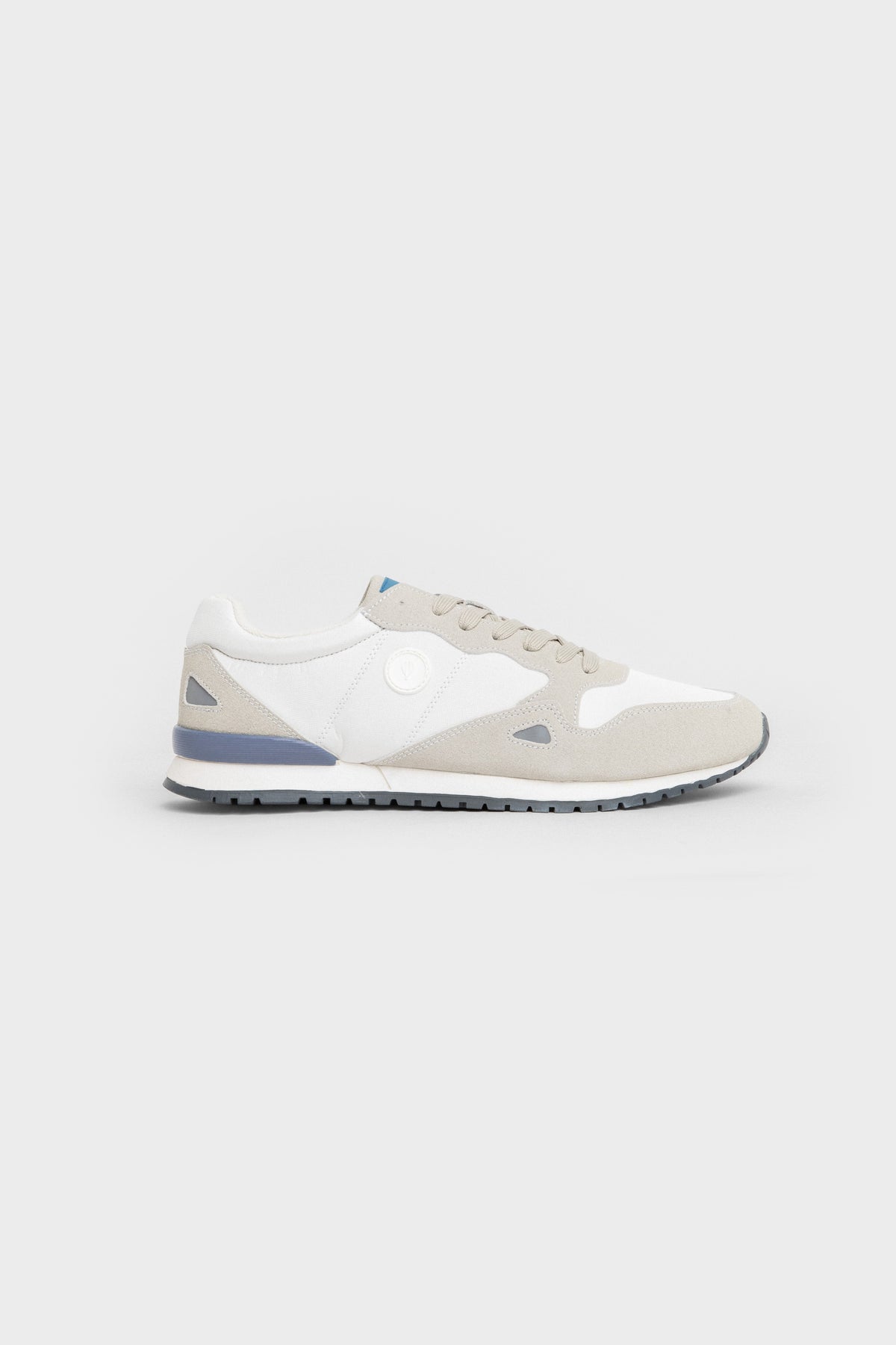 Zapatillas blancas de hombre con puntera a contraste y cordones beige