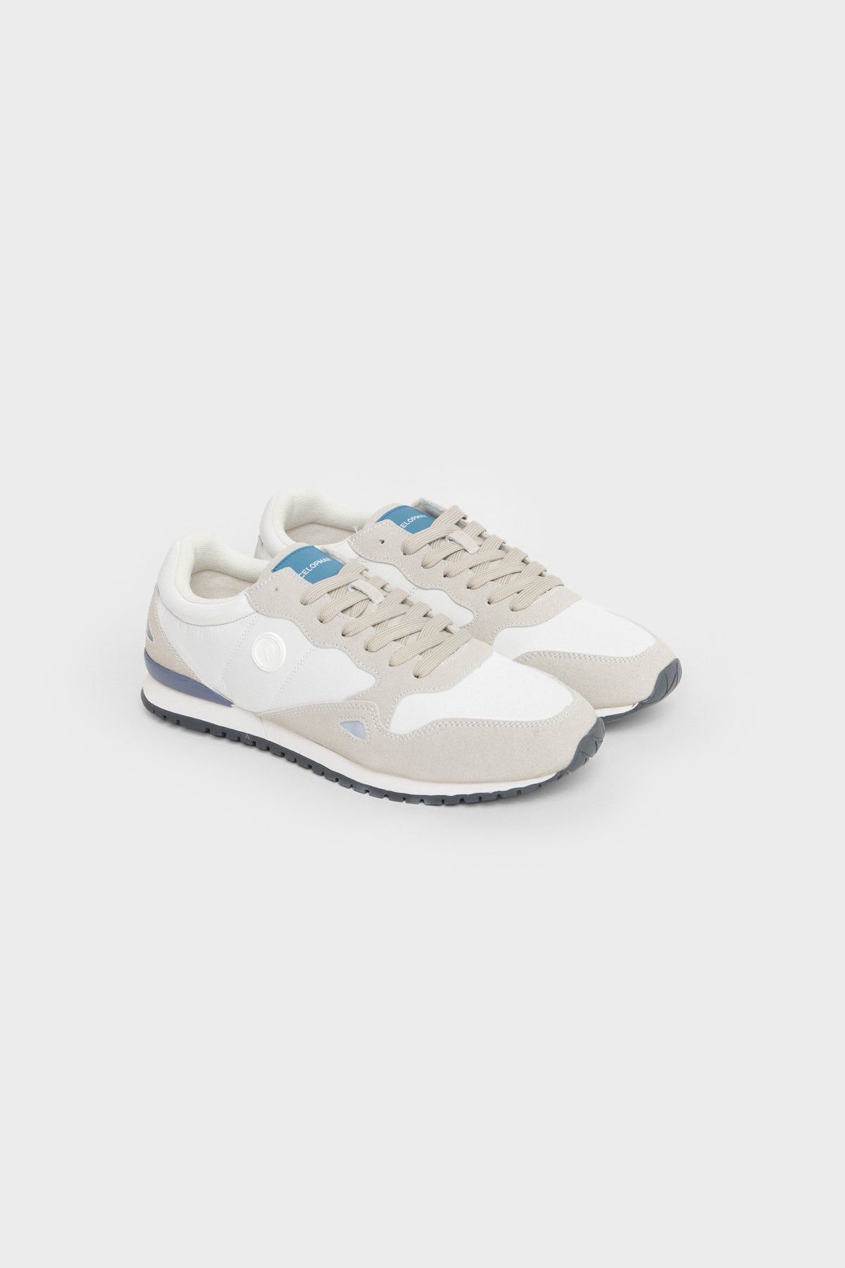 Zapatillas blancas de hombre con puntera a contraste y cordones beige