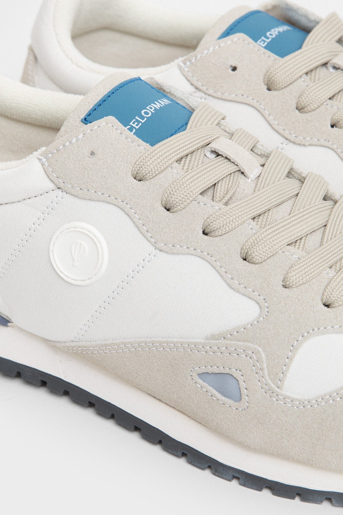 Zapatillas blancas de hombre con puntera a contraste y cordones beige