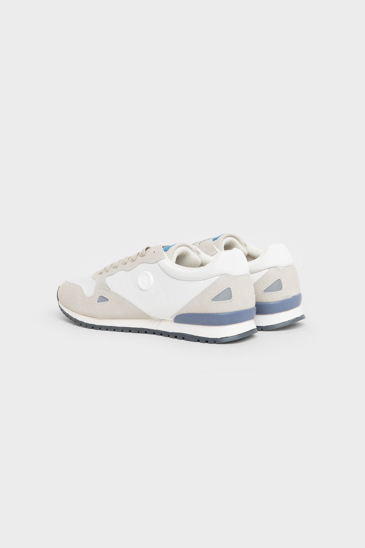 Zapatillas blancas de hombre con puntera a contraste y cordones beige