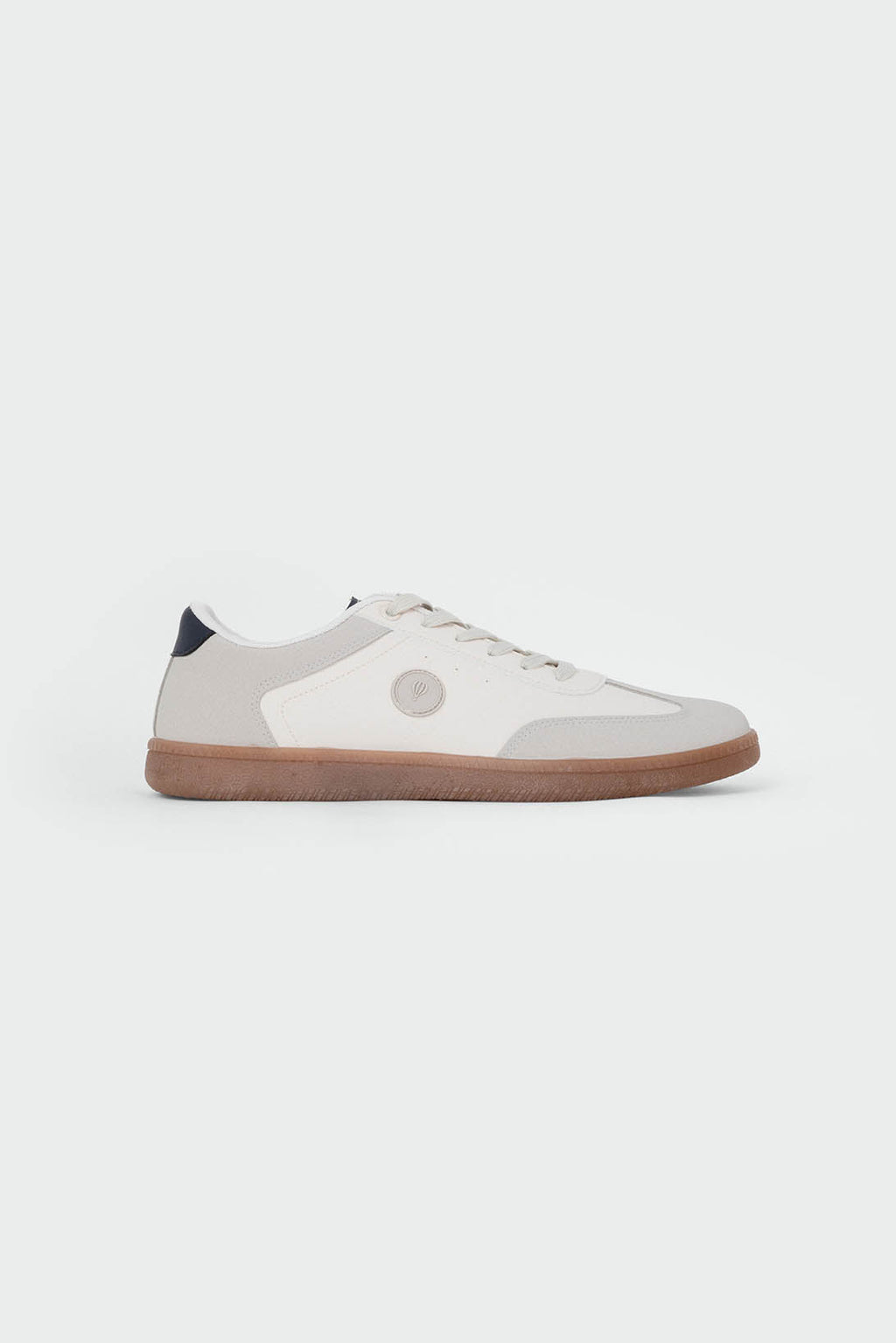 Zapatillas blancas de hombre con detalles a contraste y suela de goma